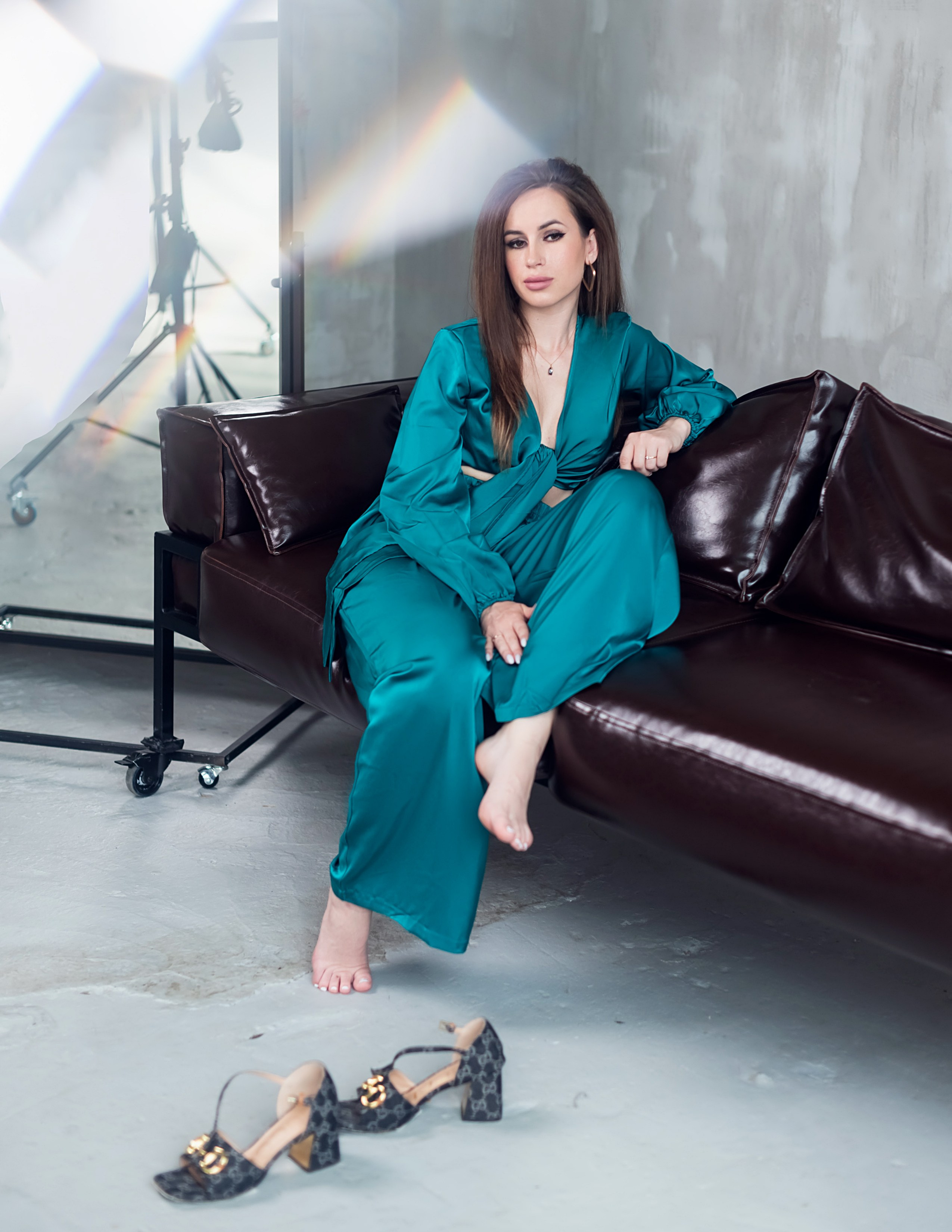 Девушка в изумрудном платье пижамного стиля.