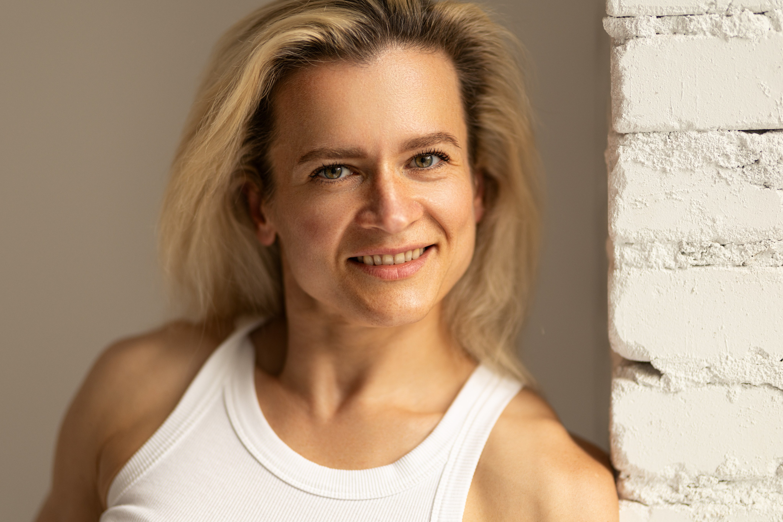 Съемка с Екатериной на циклораме с естественным светом для контента. Дмитрий Шульгин, портретный фотограф в Воронеже