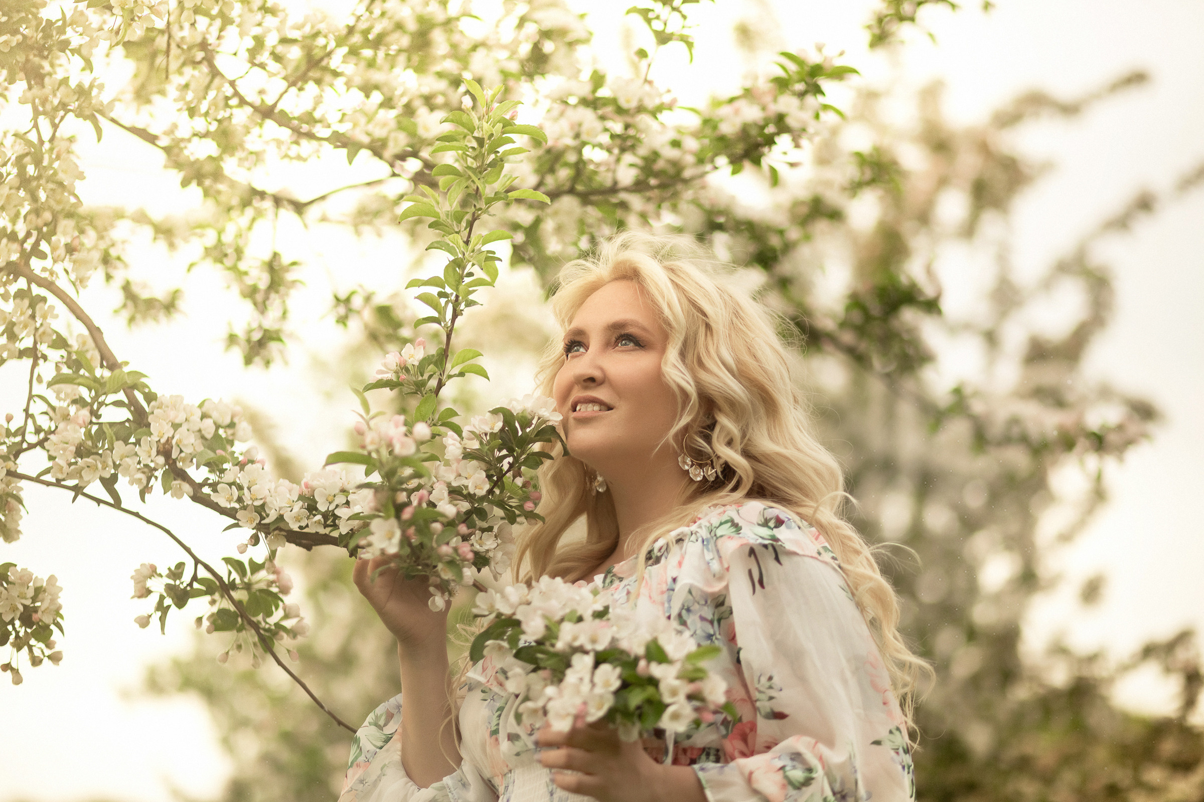 В белых яблонях. Фотограф женский и мужской портрет Санкт-Петербург