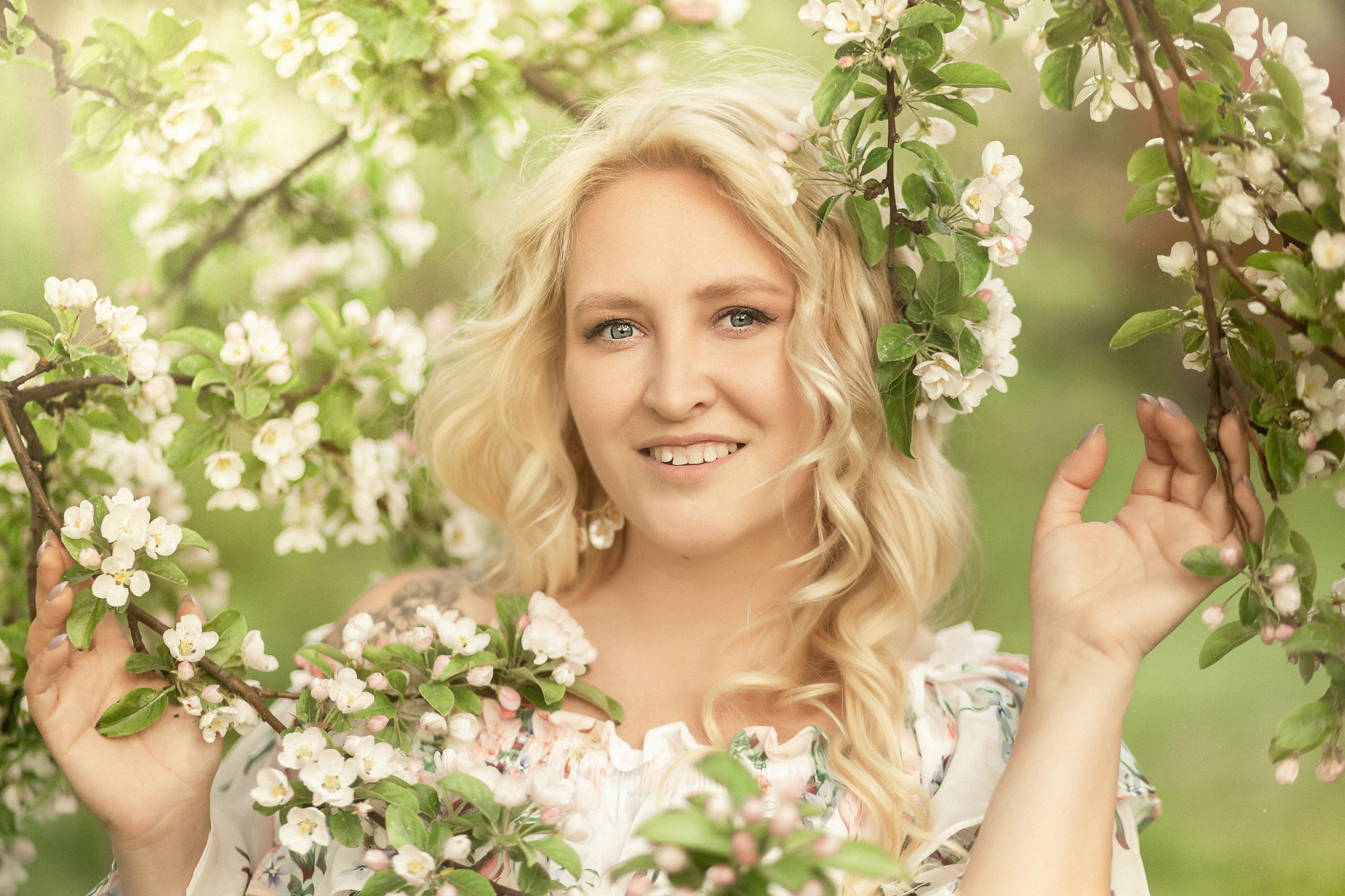 В белых яблонях. Фотограф женский и мужской портрет Санкт-Петербург