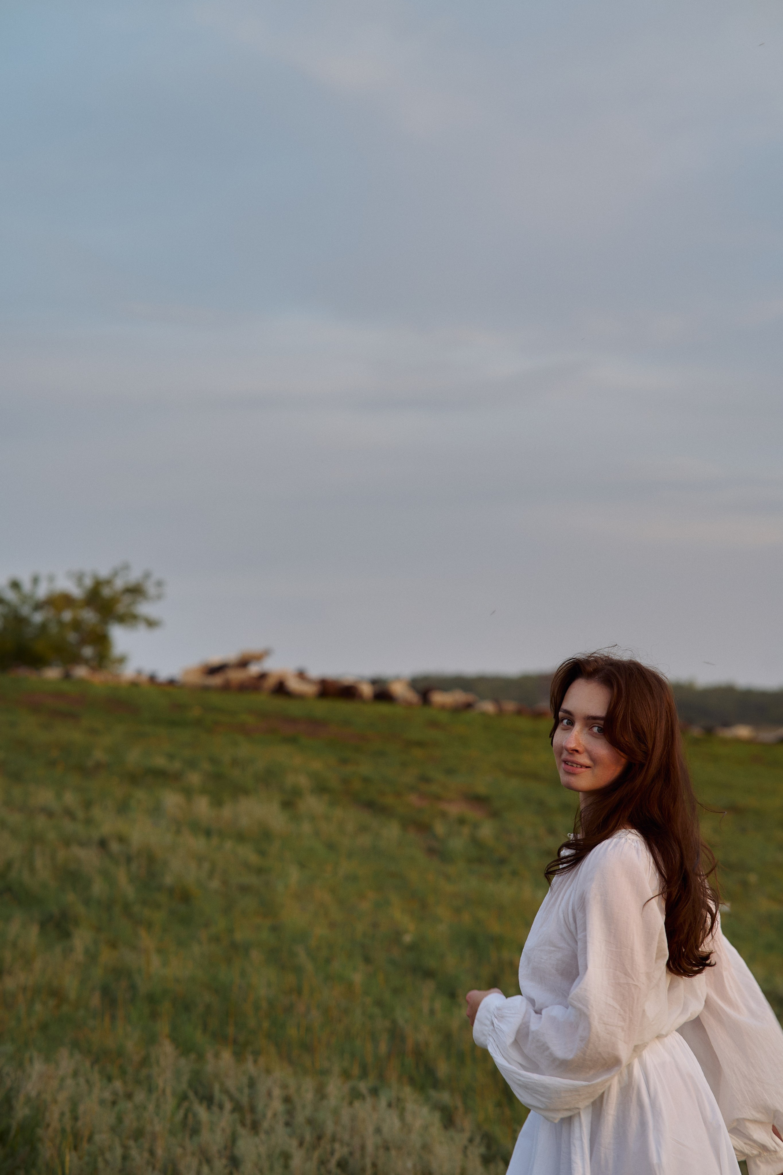 Шамиль, Аня и Марс в поле с барашками. Семейный и свадебный lifestyle-фотограф в Москве Мария Петрова