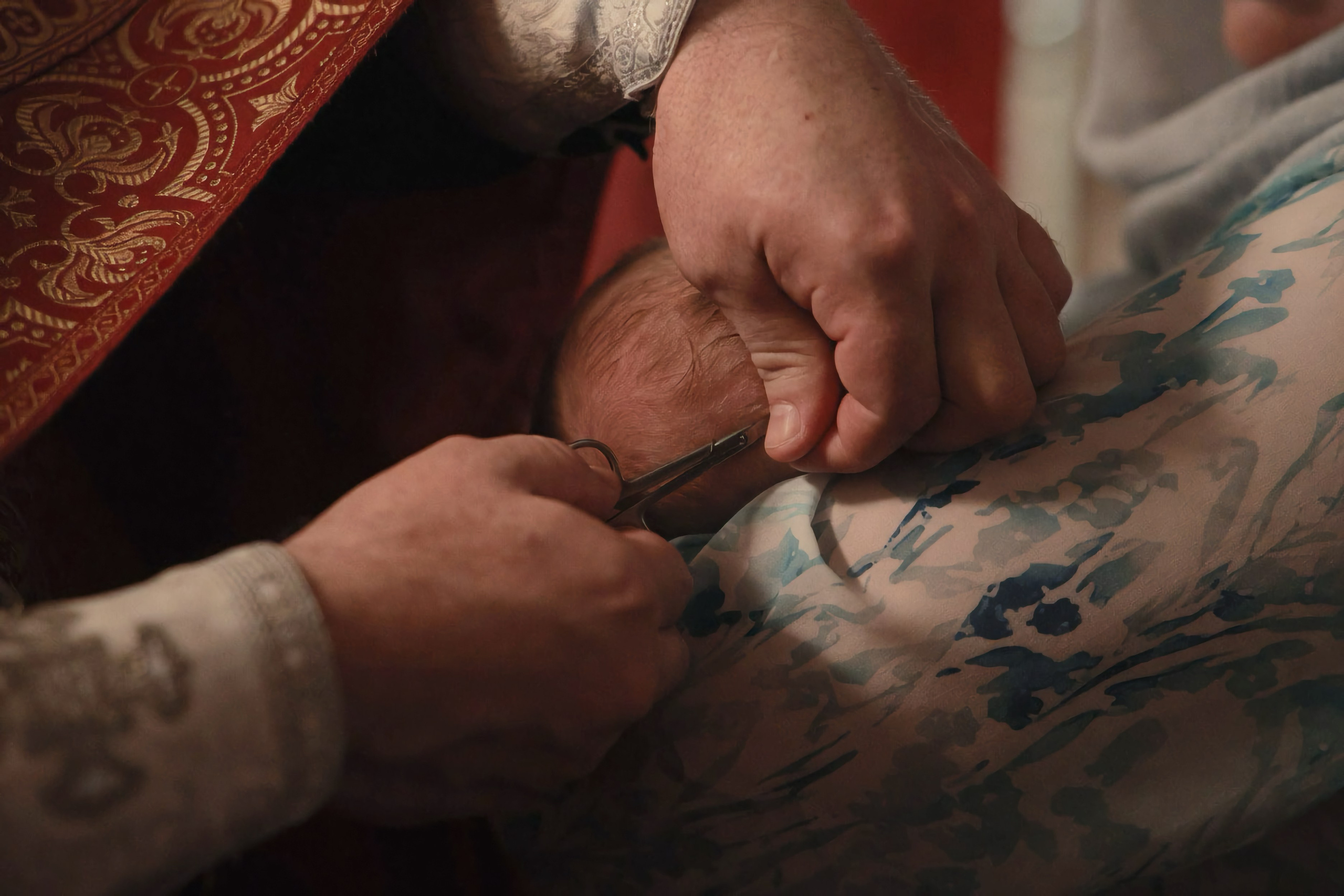 Золотистые тона и мягкий свет в интерьере храма: съемка крещения в Храме на Крови. Илья Антропов, фото и видео для семейного архива в Екатеринбурге.