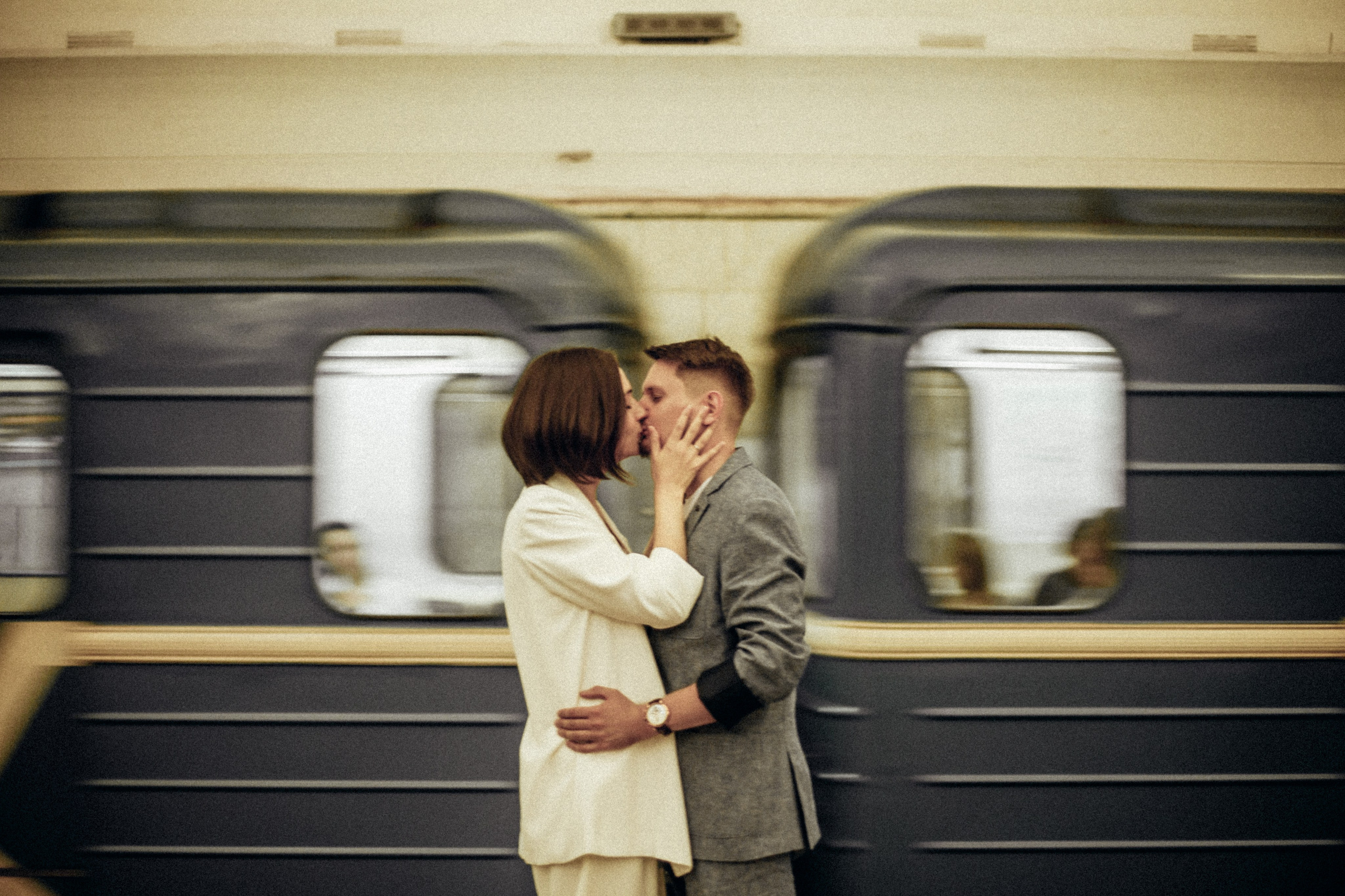 Молодожены в метро
