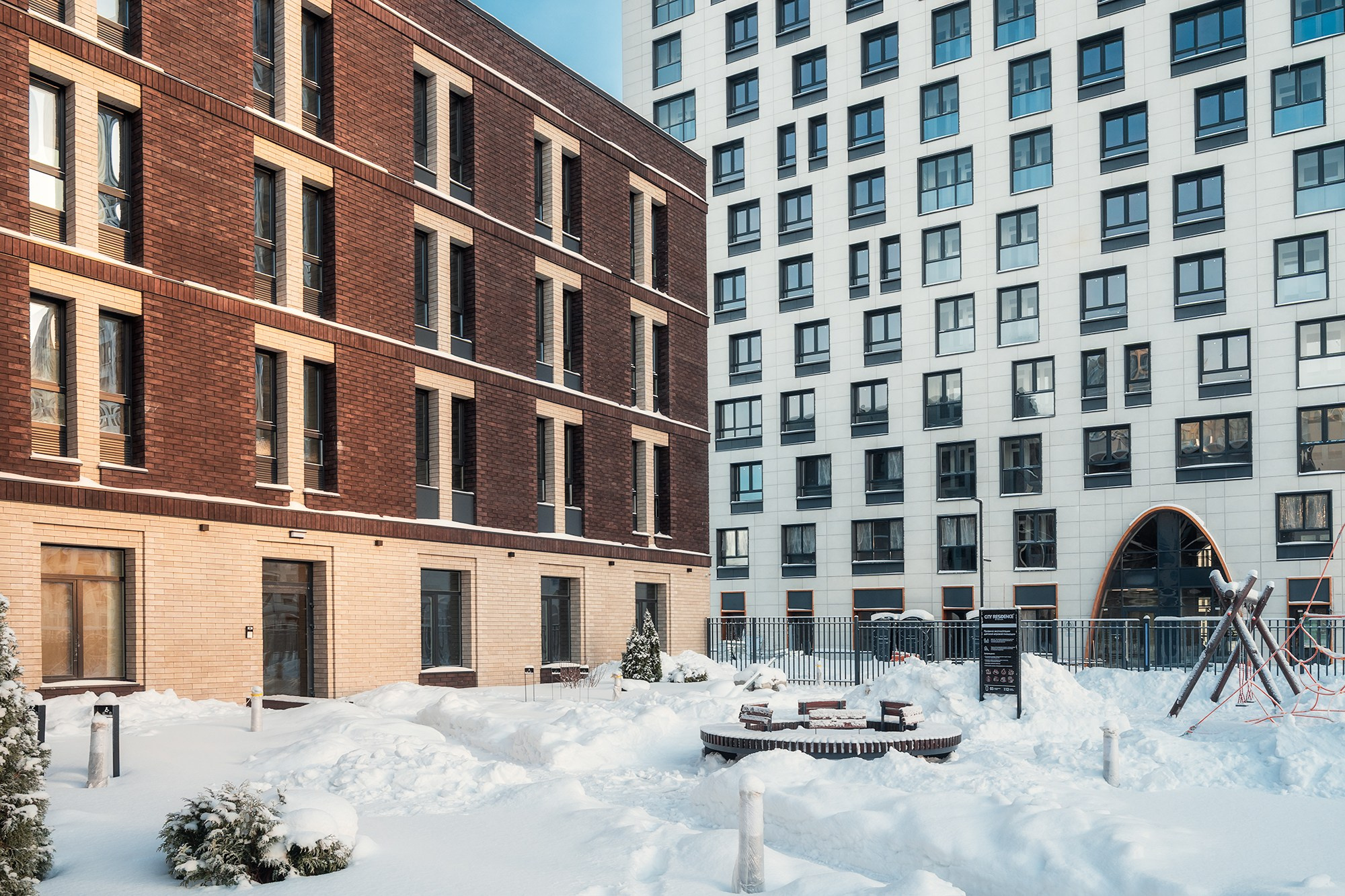 Двор нового ЖК зимой, деревья в инее и современные детские площадки. Архитектурная съемка в Архангельске