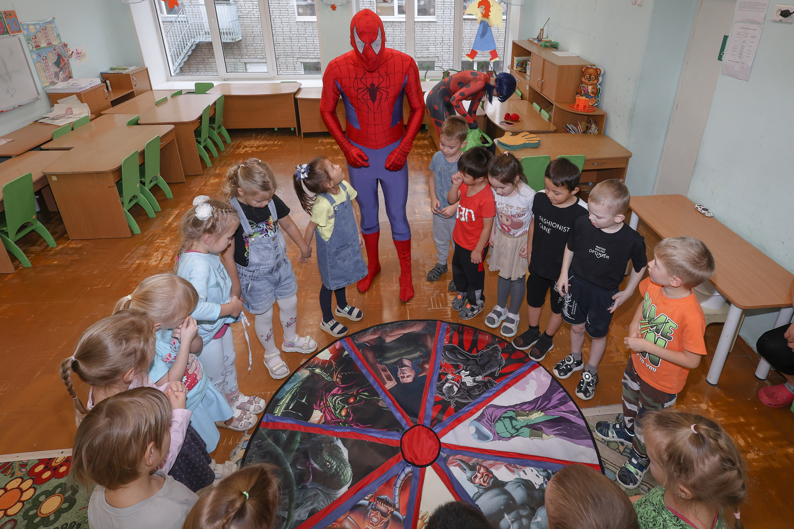 Аниматоры в детском саду проводят игры с детьми