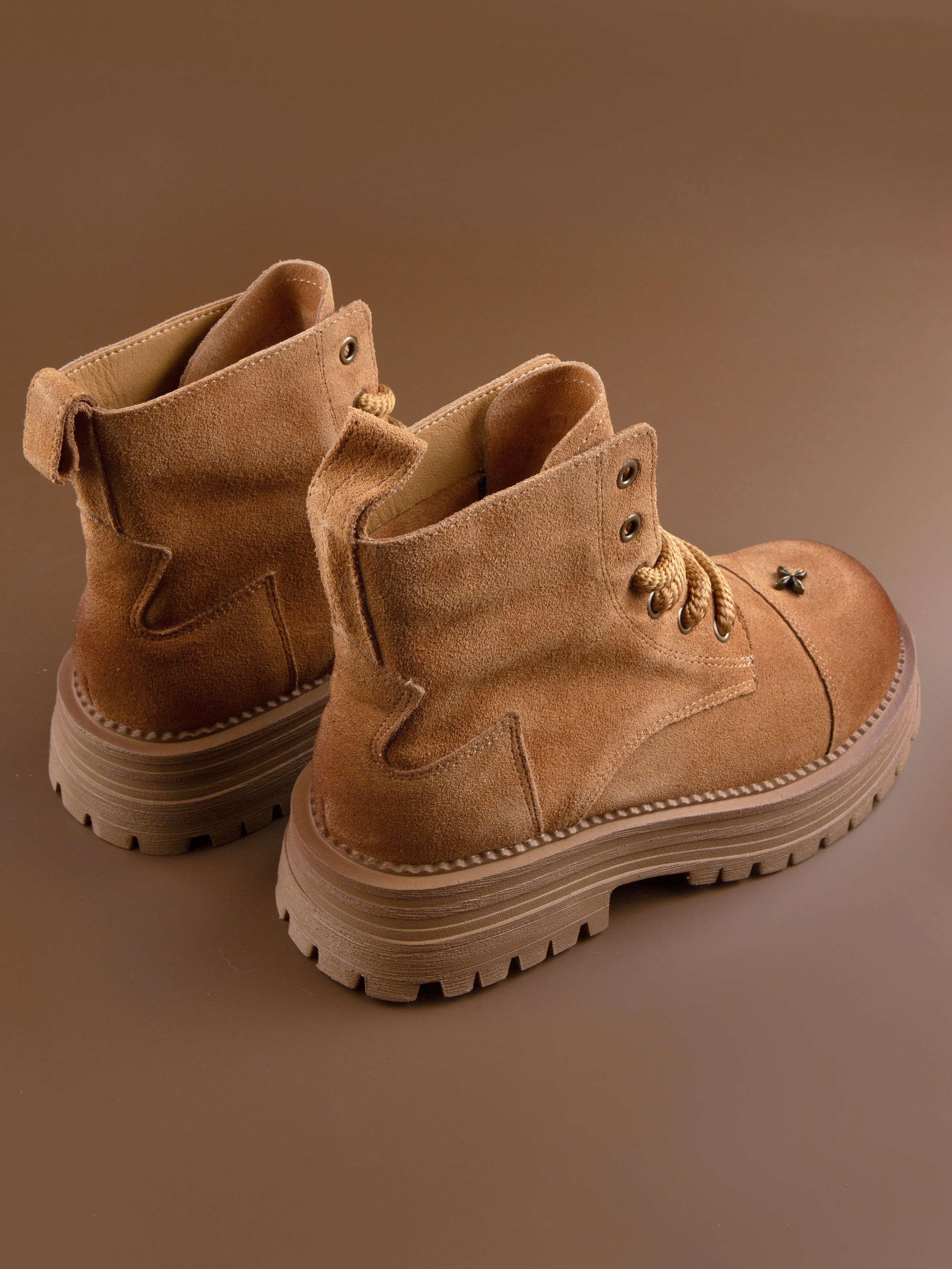 Обувь на цветных фонах. Фотограф Мария Кольцова