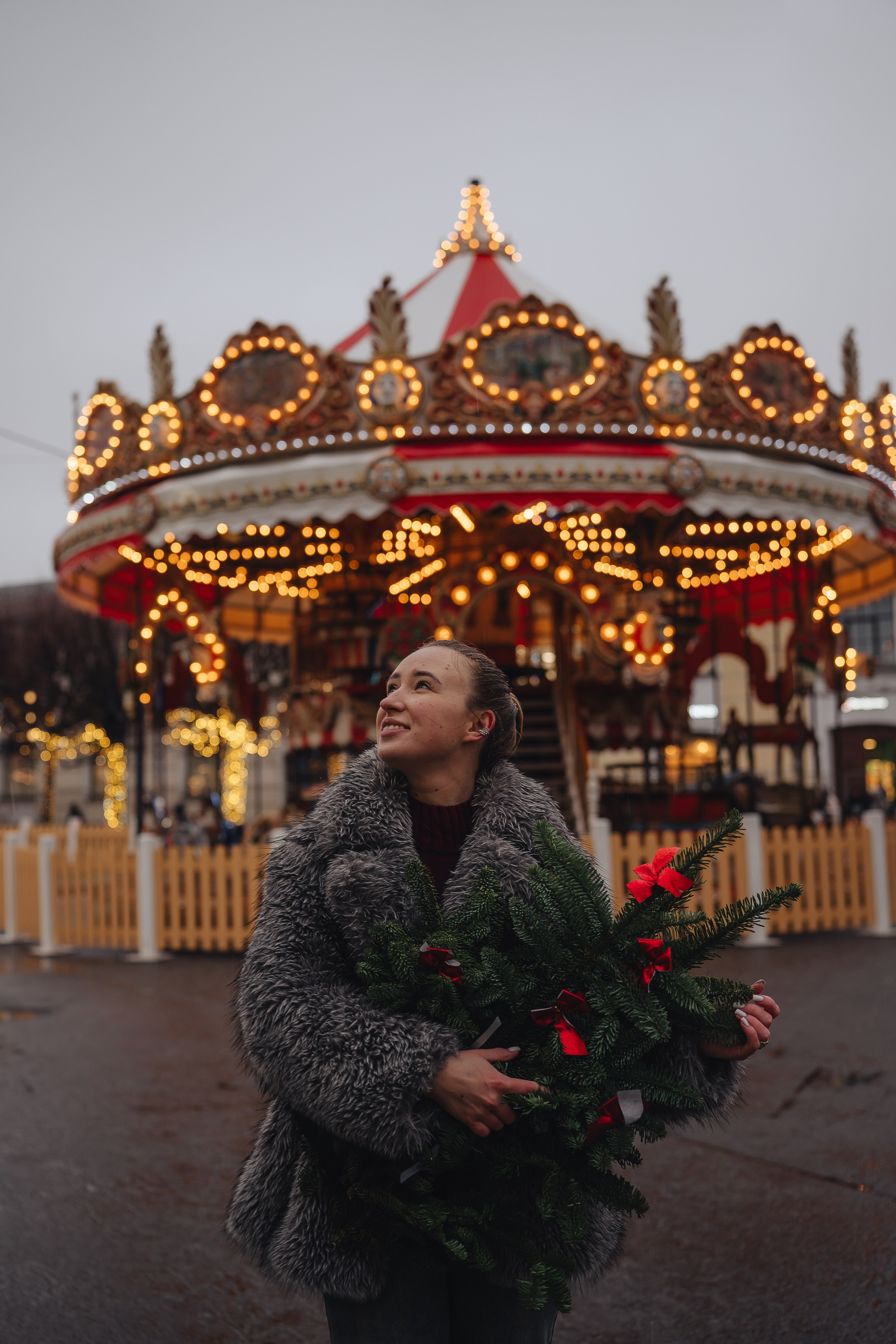 ПРОГУЛКА НА МАНЕЖНОЙ ПЛОЩАДИ ДЛЯ ДЕВУШКИ ПЕРЕД НОВЫМ ГОДОМ (НОВОГОДНЯЯ ФОТОСЕССИИЯ НА МАНЕЖНОЙ ПЛОЩАДИ). Профессиональный фотограф, Санкт-Петербург — Виктория Богомолова