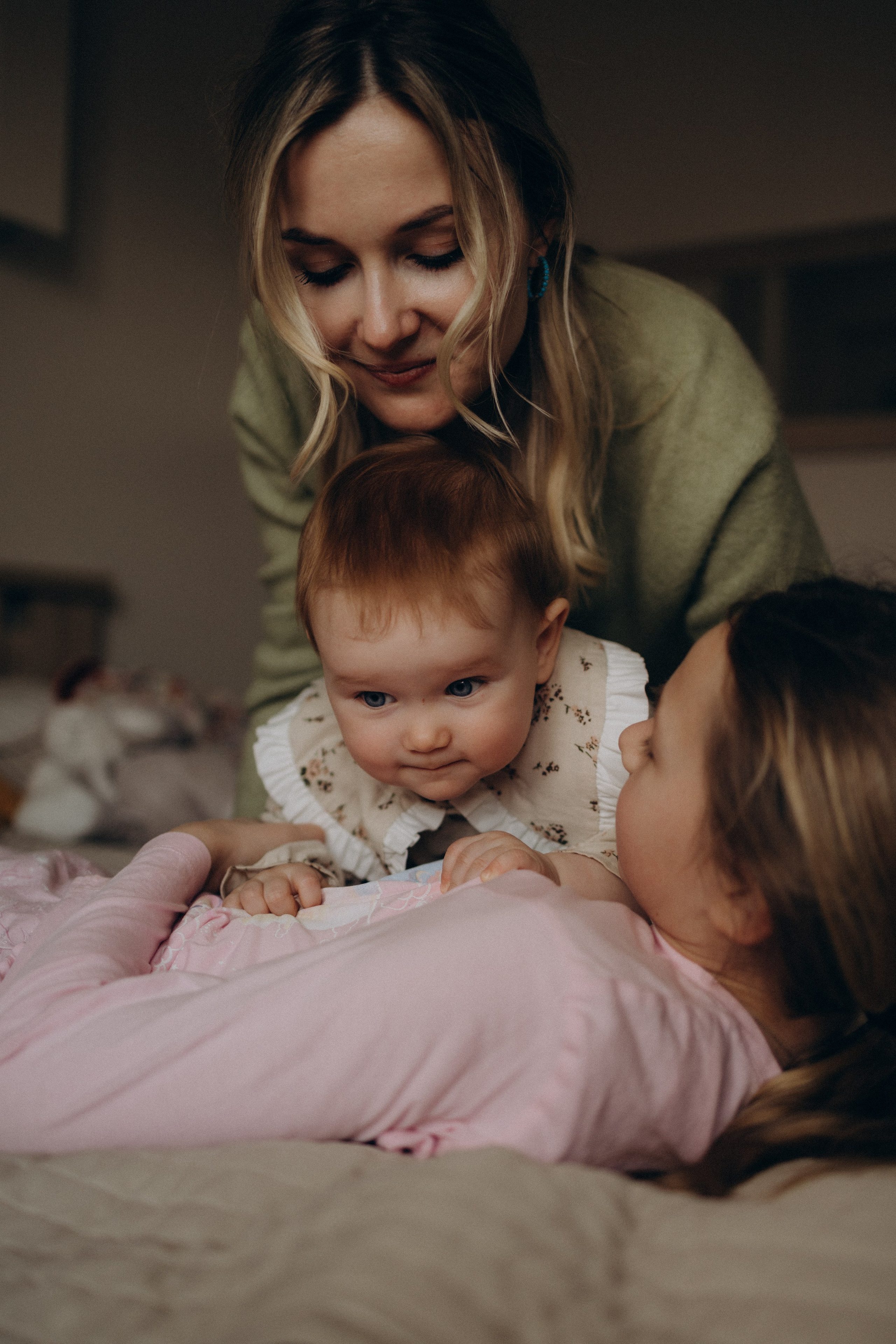 Домашняя фотосессия мамы и маленькой дочки Мирославы. Семейный фотограф в Москве и Люберцах Юлия Гуськова