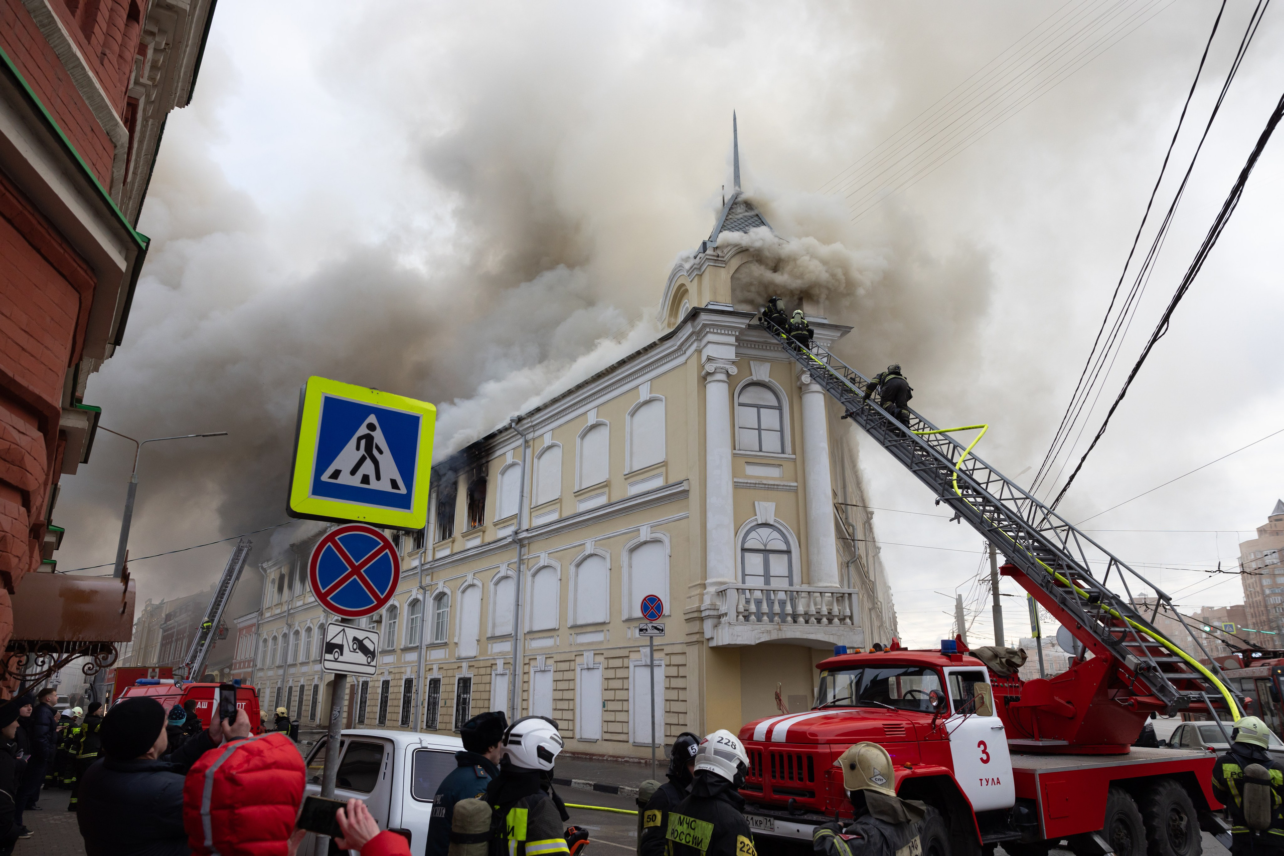 Пожар на ул. Советская 15 (13 января 2025). Репортажный фотограф Алексей Пирязев