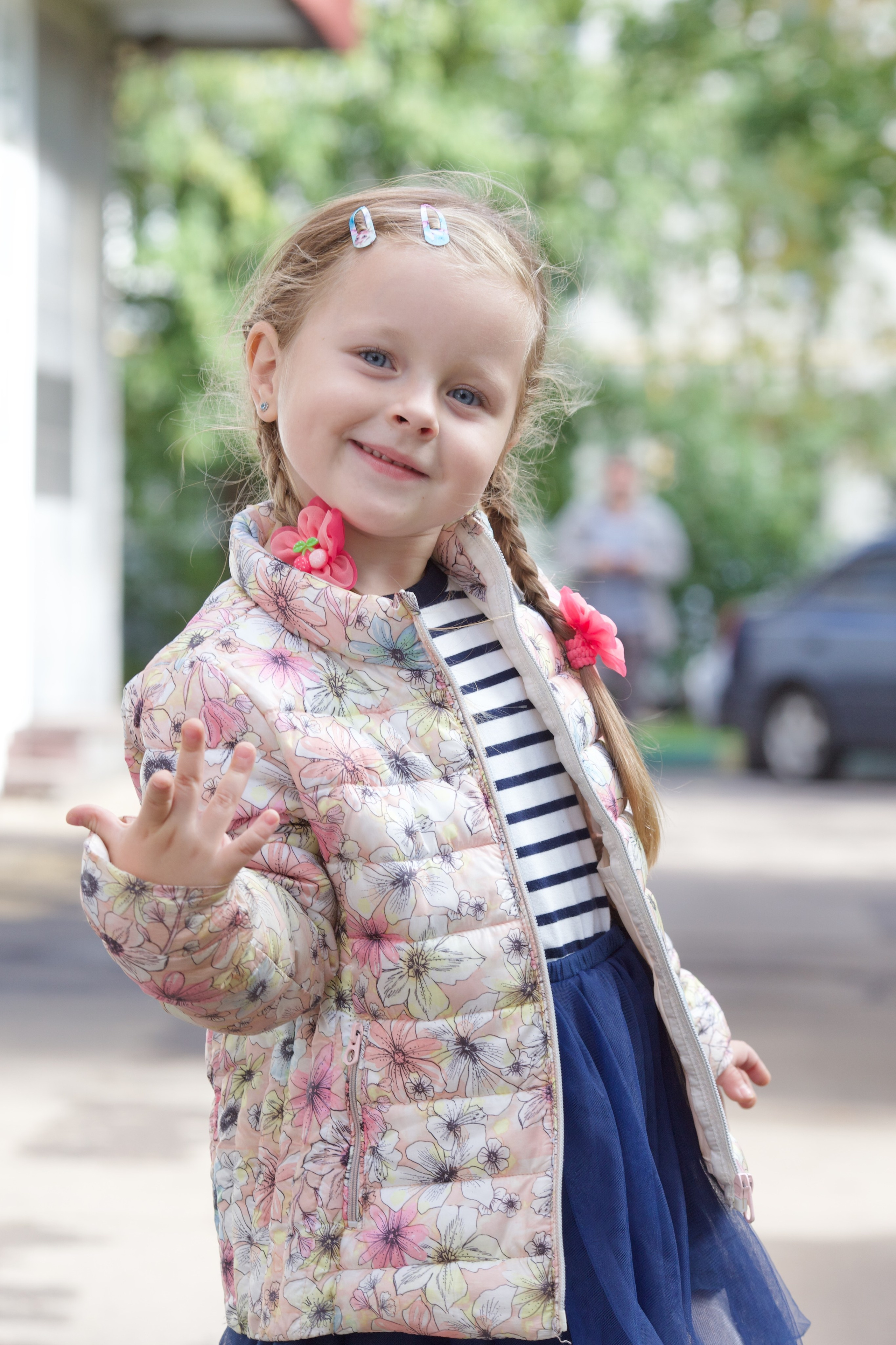 Фотосессия близняшек на детской площадке. Школьные выпускные альбомы в Москве Марина Николаева