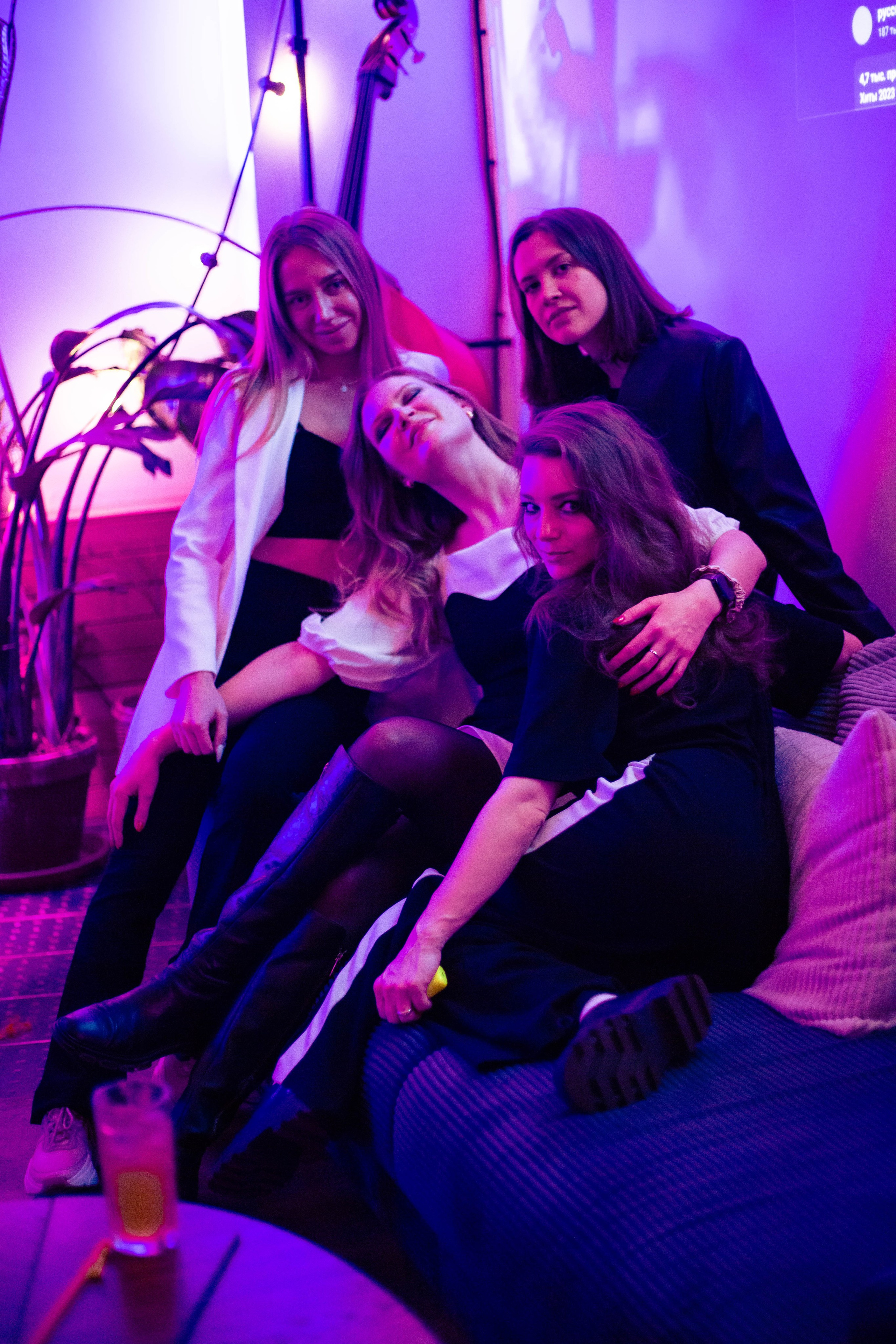 МЕНЯ ПОВСЮДУ ОКРУЖАЕШЬ ТЫ