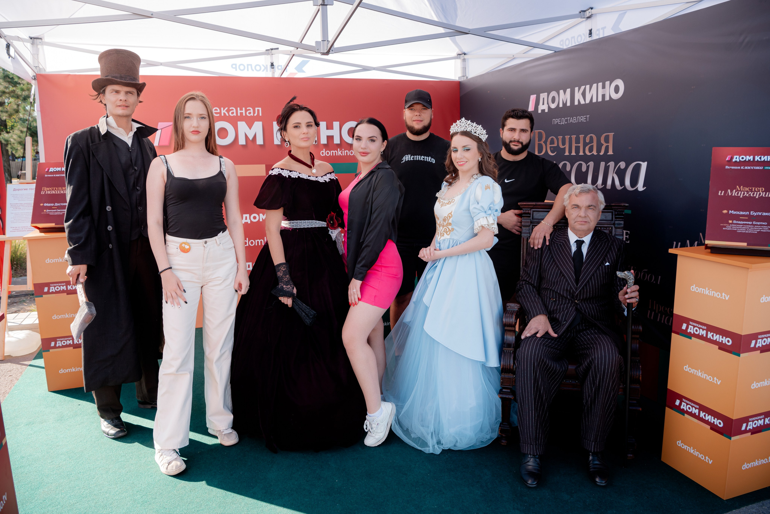 Портретные фото с артистами в палатке Триколор Дом Кинов на день города Волгоград. Фотограф в Волгограде и Волжском Александр Горбань