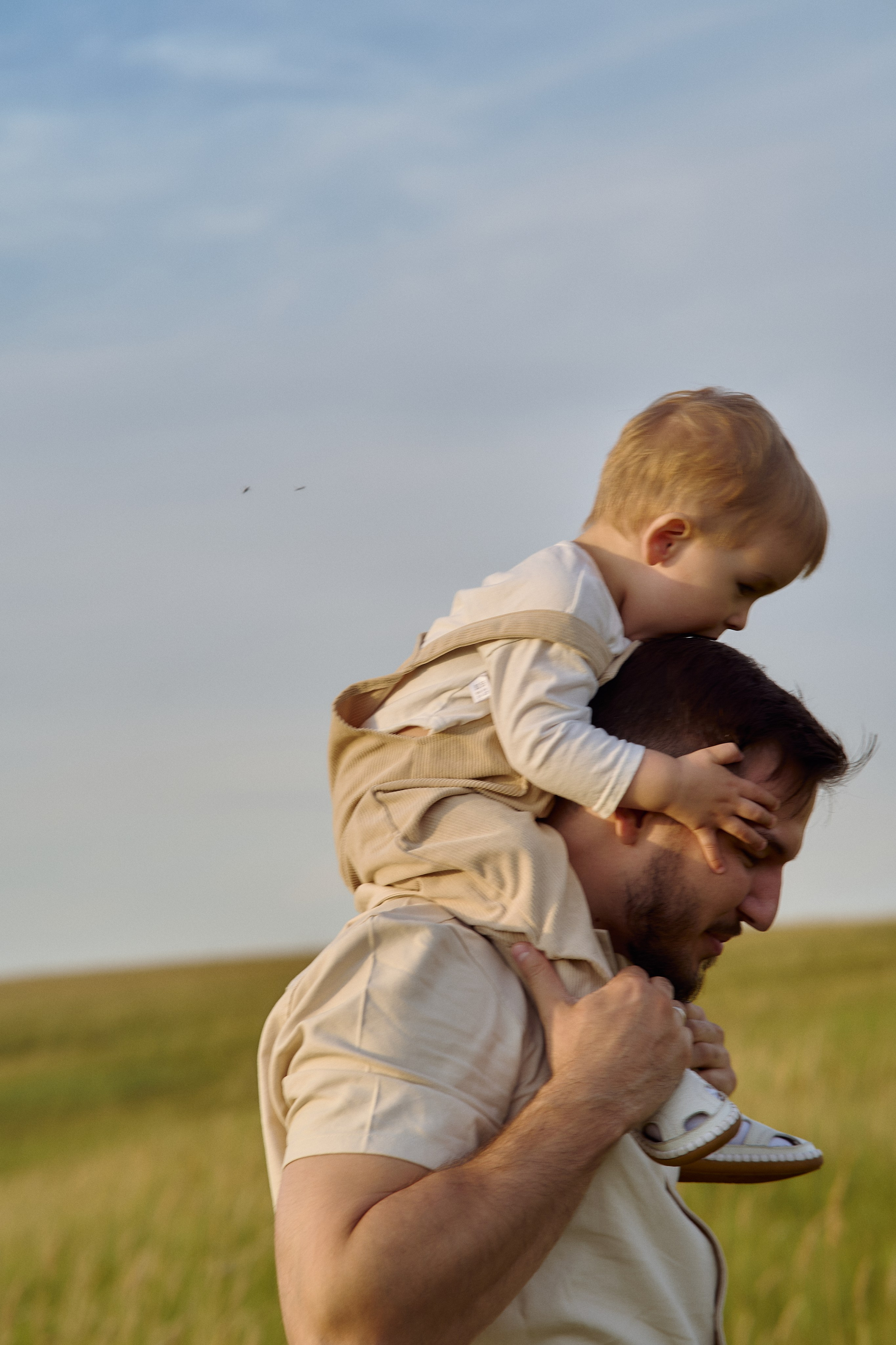 Шамиль, Аня и Марс в поле с барашками. Семейный и свадебный lifestyle-фотограф в Москве Мария Петрова