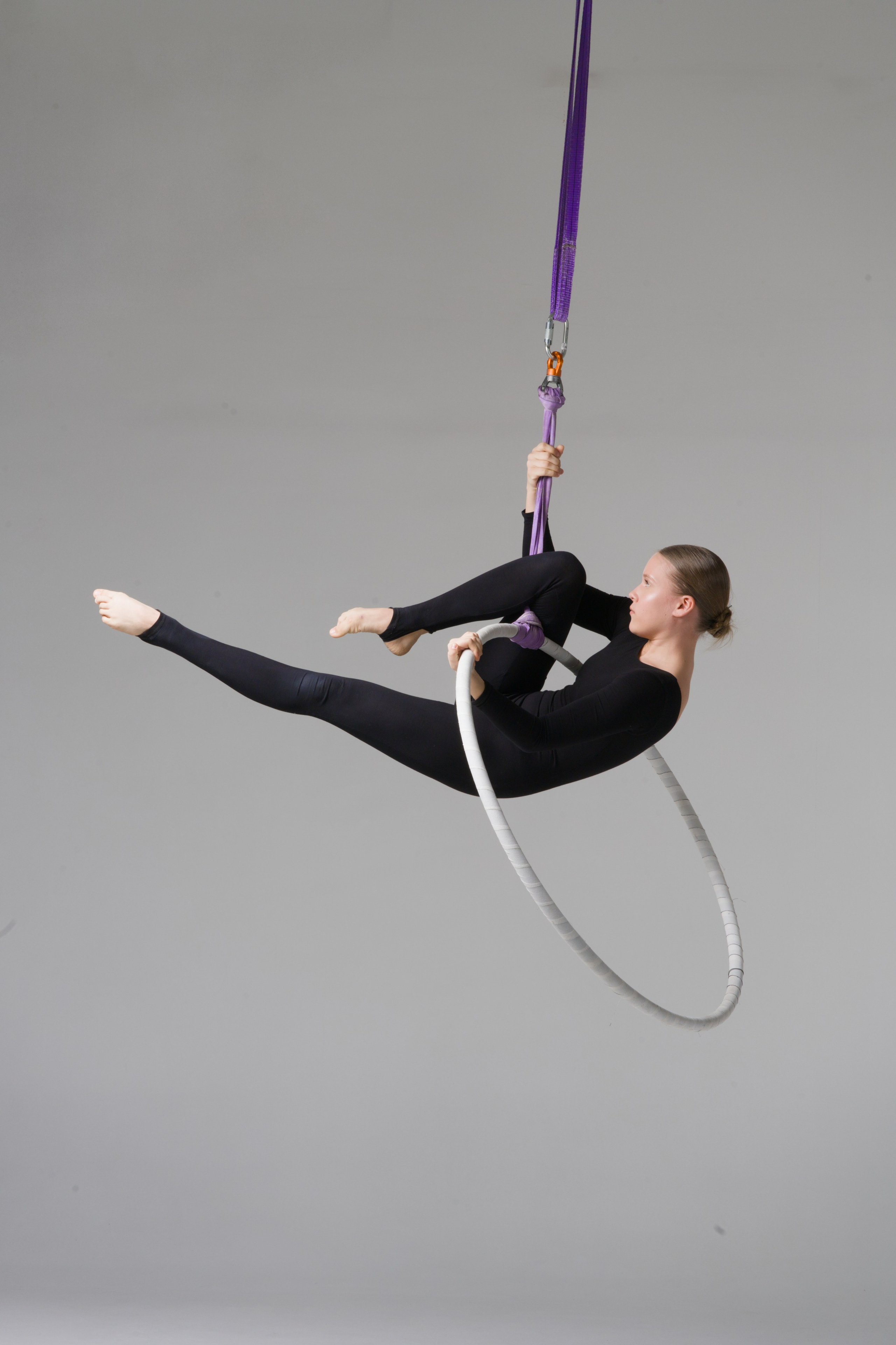 Силовой горизонтальный упор гимнастки на гимнастическом обруче