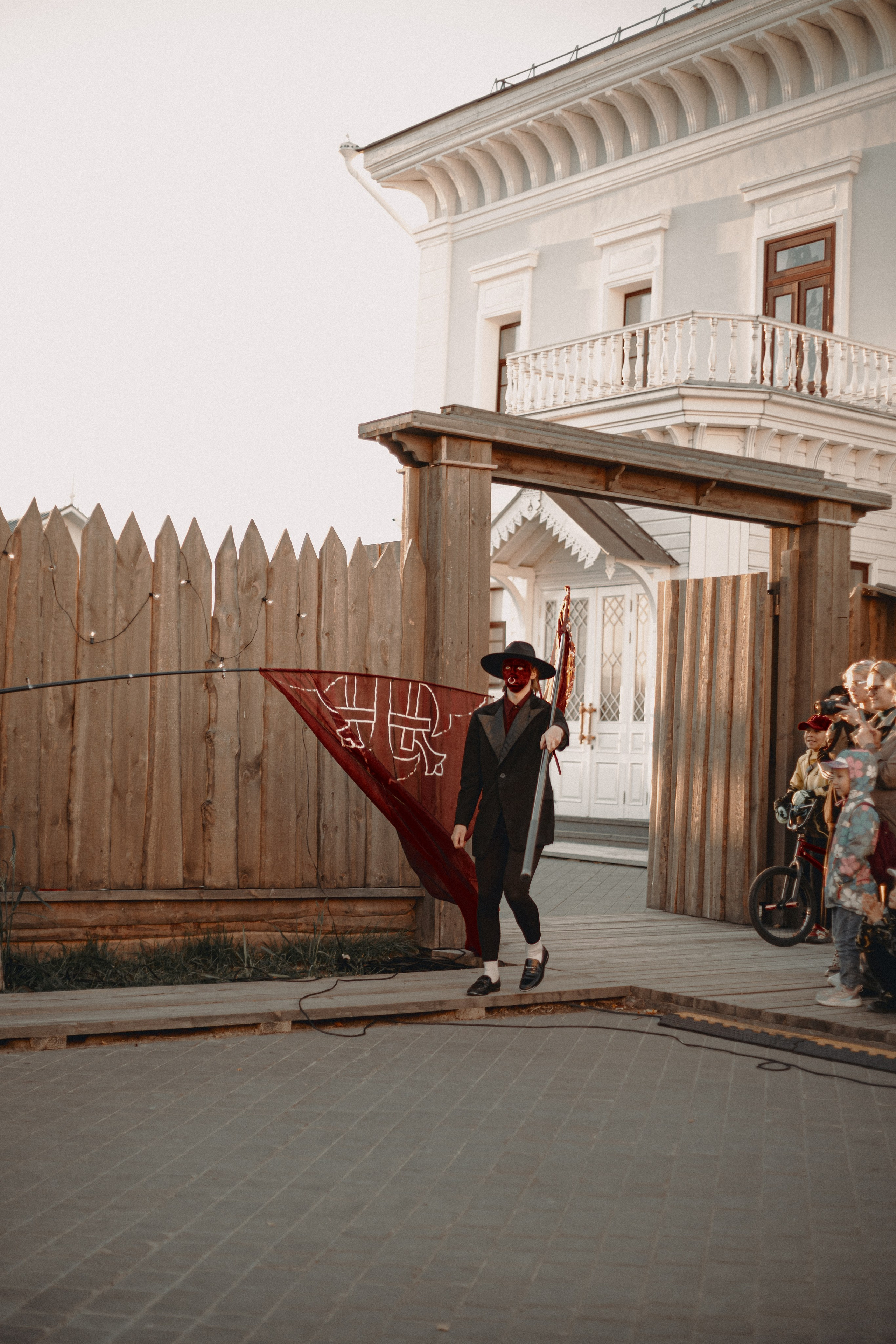 Спектакль «Куриное кабаре» от Свободного молодежного театра | Тобольск. Арт-фотограф Крис Л. в Тобольске: портрет, семейные, свадьбы