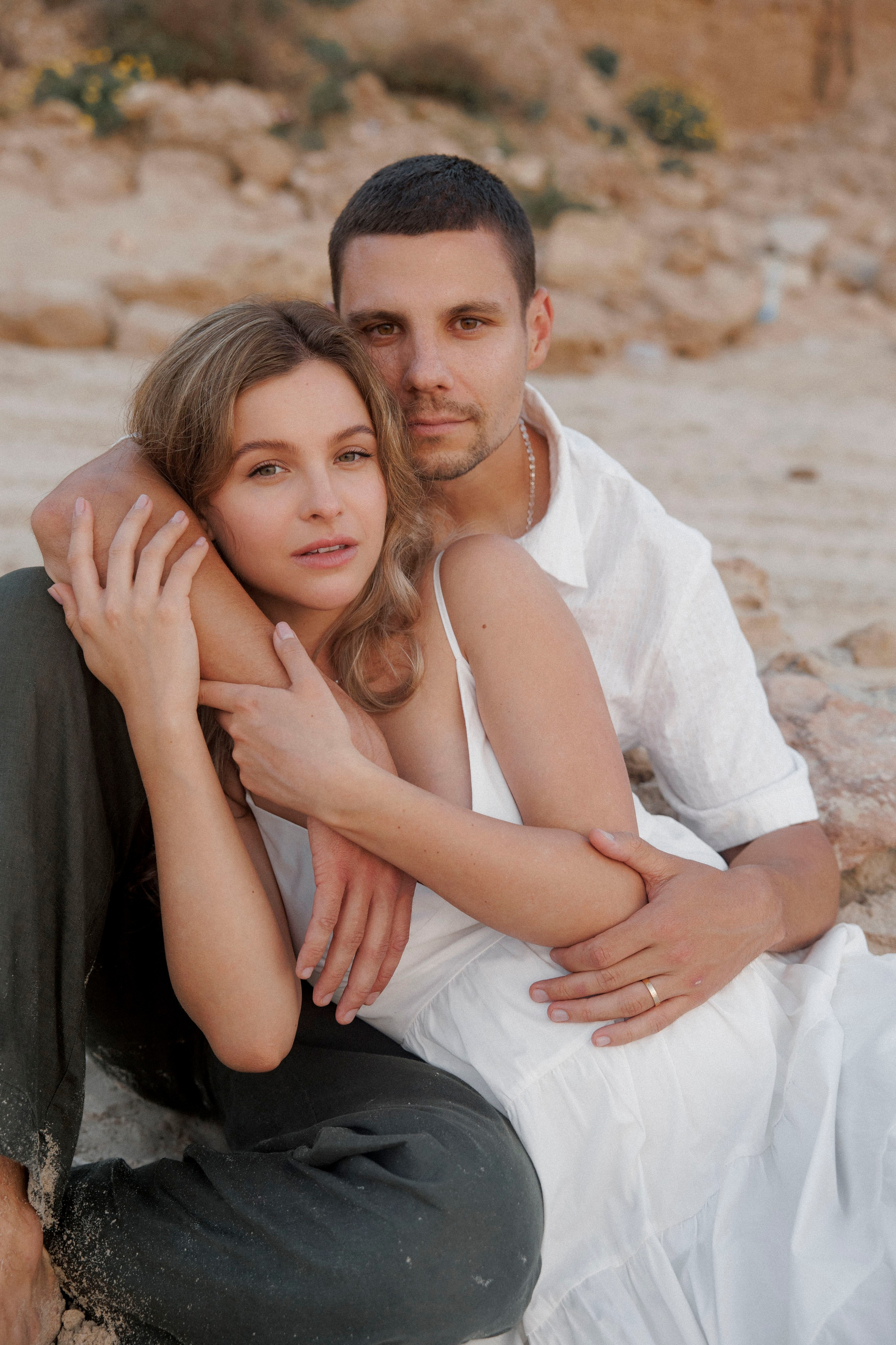 Pregnancy photoshoot near the sea (cloudy weather). Главная