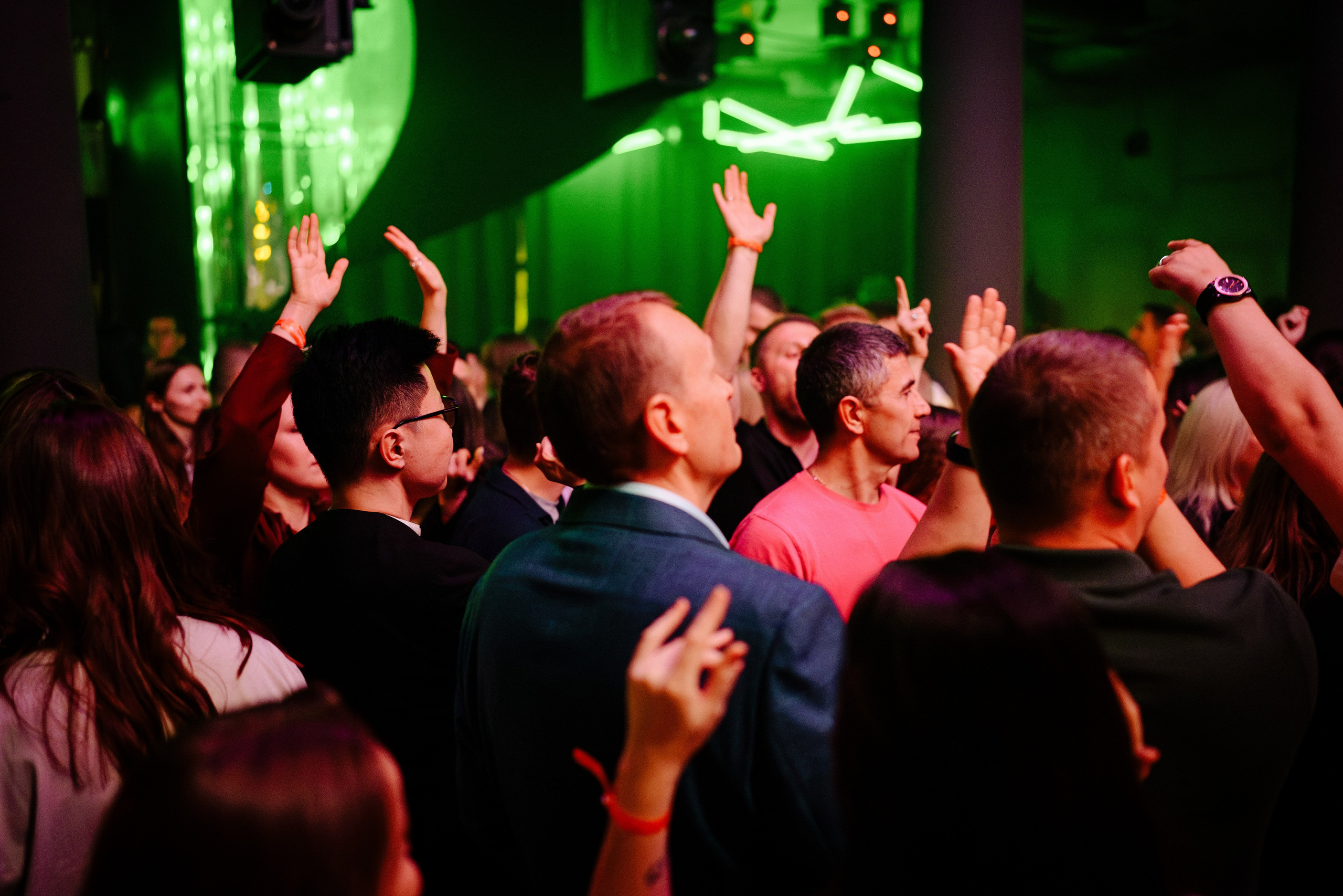 Вечеринка OSNOVATELI.LIVE репортажный фотограф Саша Дружинина. Репортажный фотограф в Москве Саша Дружинина