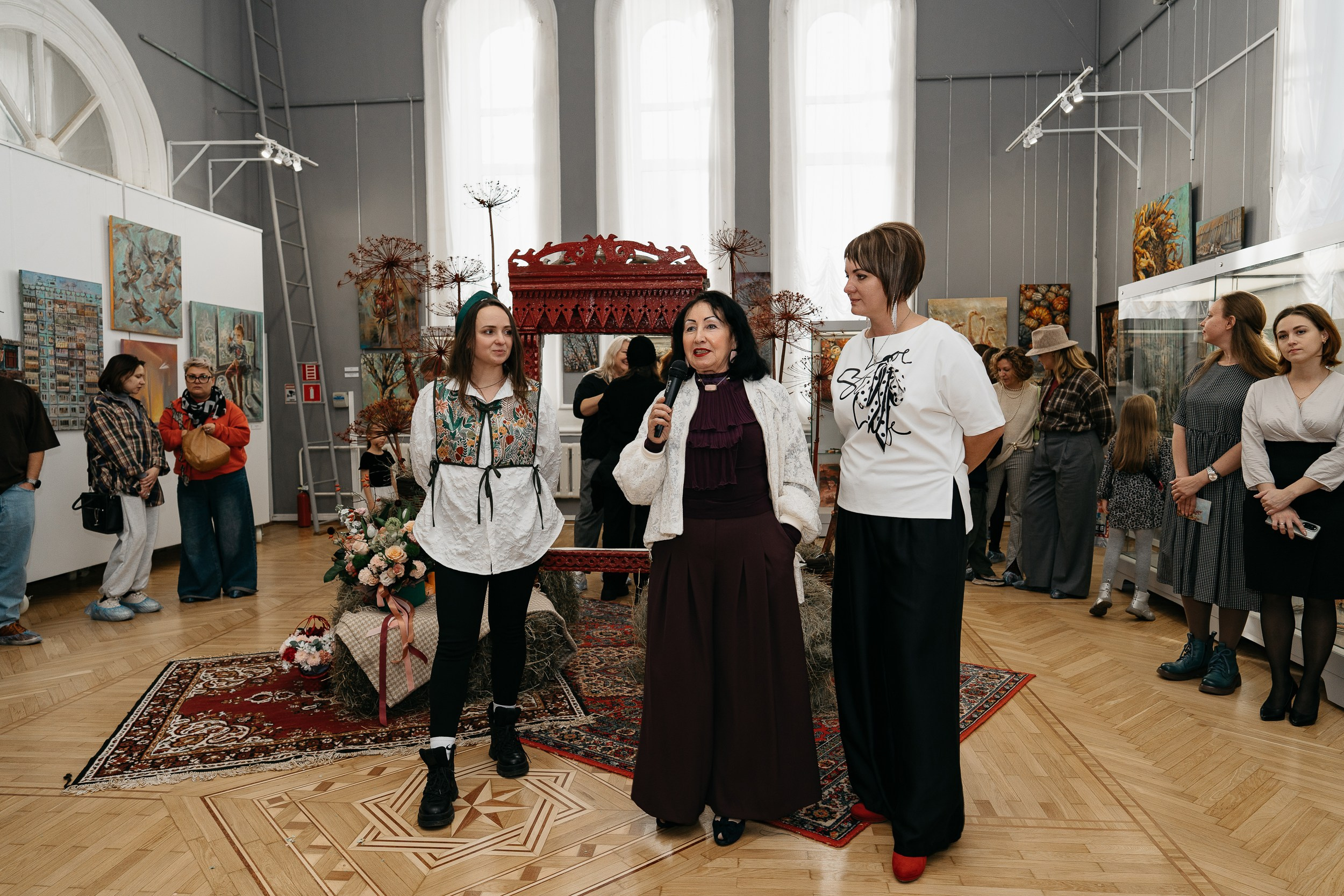 Открытие персональной выставки художника Марии Кулиной-Черкашиной «Возвращение в детство (пойдём, что покажу…)». Свадебный и репортажный фотограф Юров Дмитрий