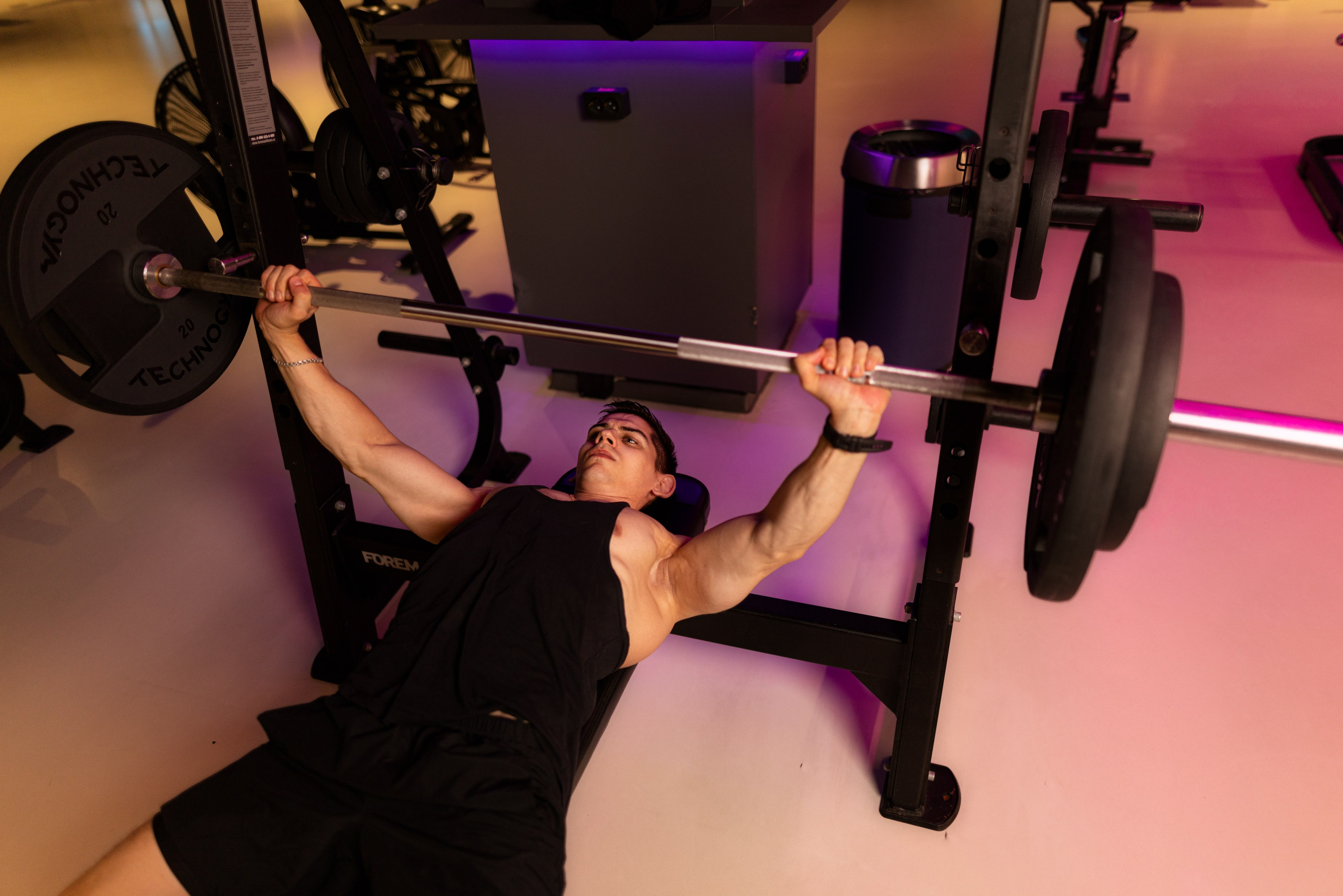 Фотосет в Владом в тренажерном зале для контента. Дмитрий Шульгин, портретный фотограф в Воронеже