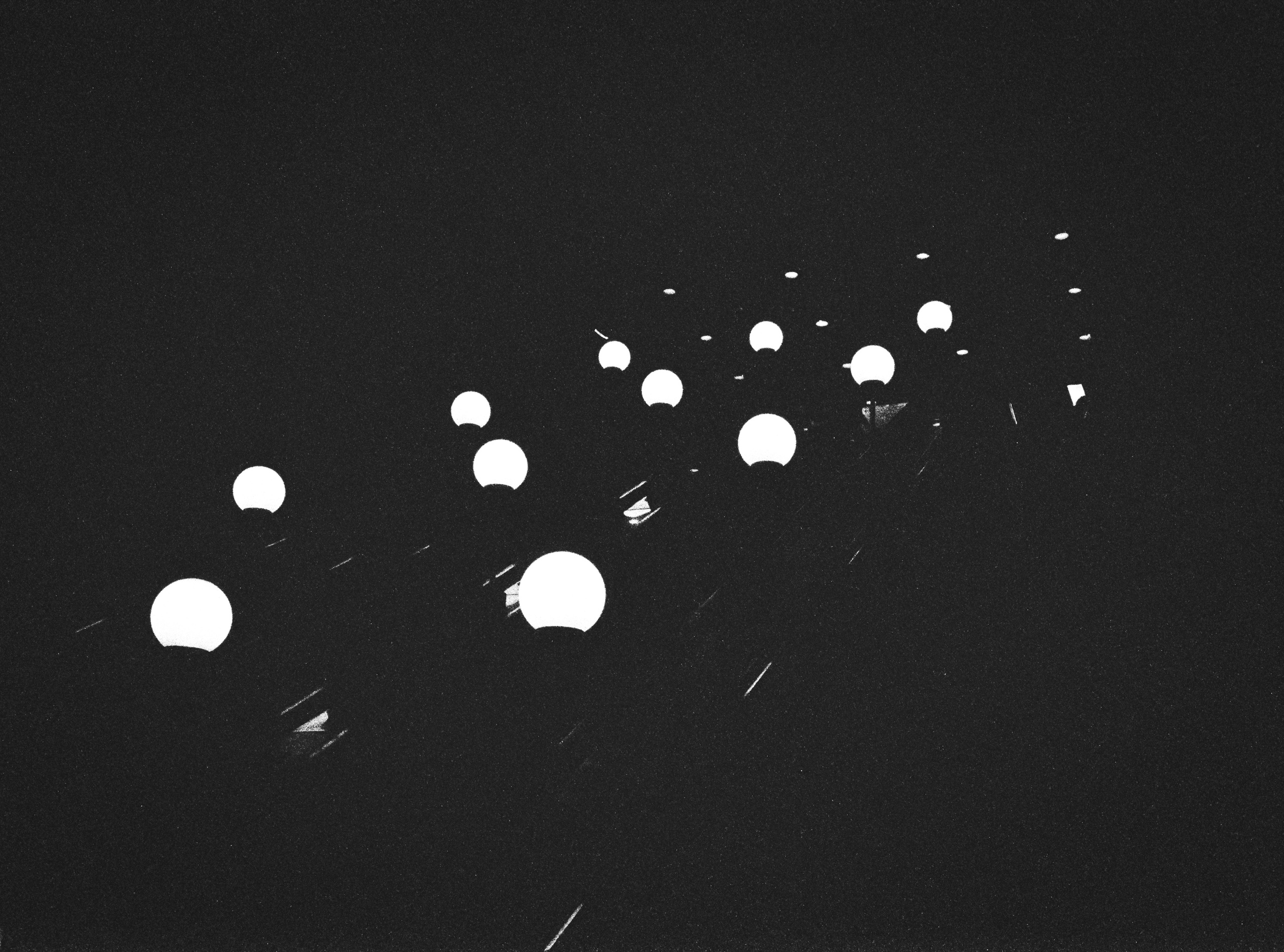 Контрастные круглые фонари на эскалаторе в метро