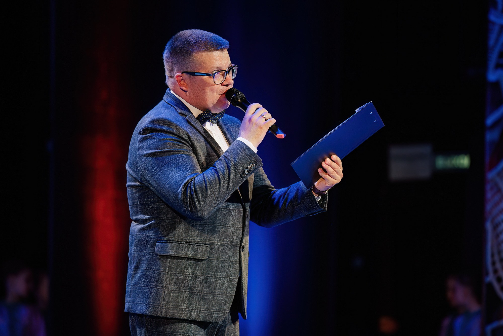 Отчетный концерт Образцового коллектива Алтая театра эстрадной песни «Созвездие». Свадебный и репортажный фотограф Никита Сницарев в Барнауле