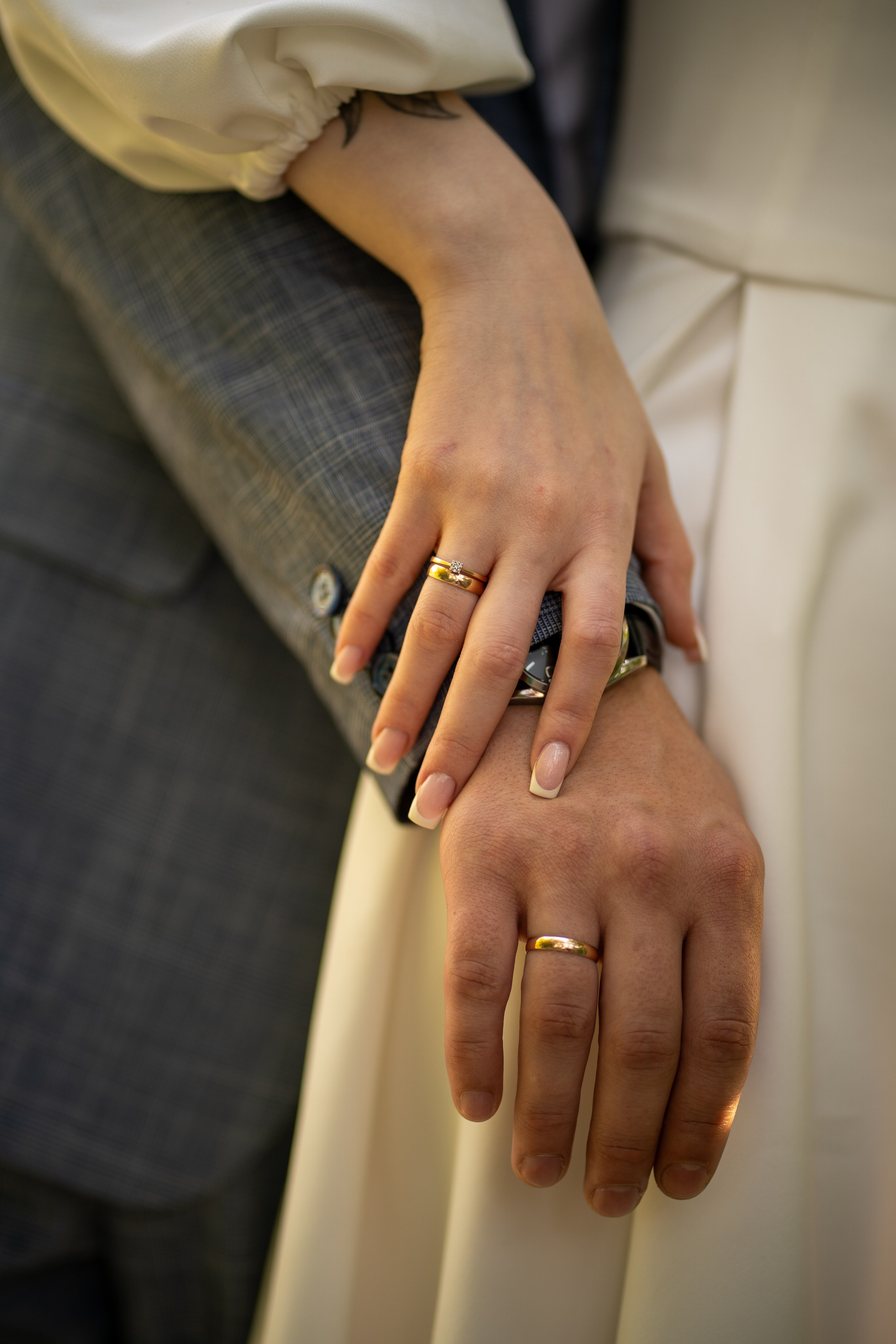 Руки жениха и невесты с обручальными кольцами