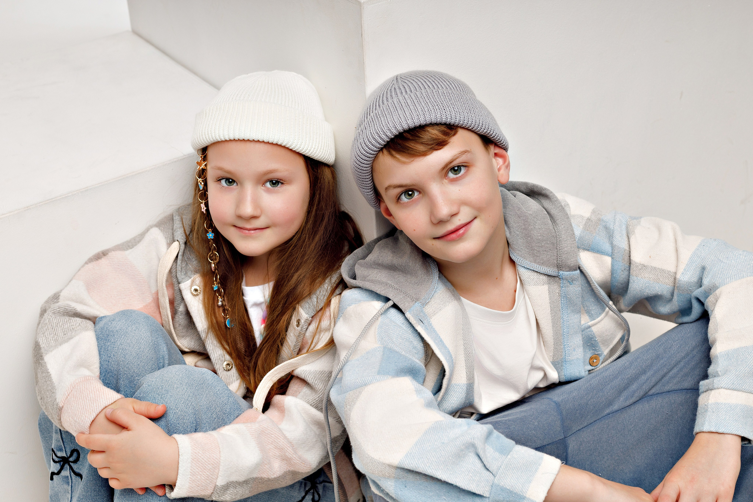 Фотосессия брата и сестры в Сочи от стильного детского фотографа Сочи. Детский студийный фотограф Сочи