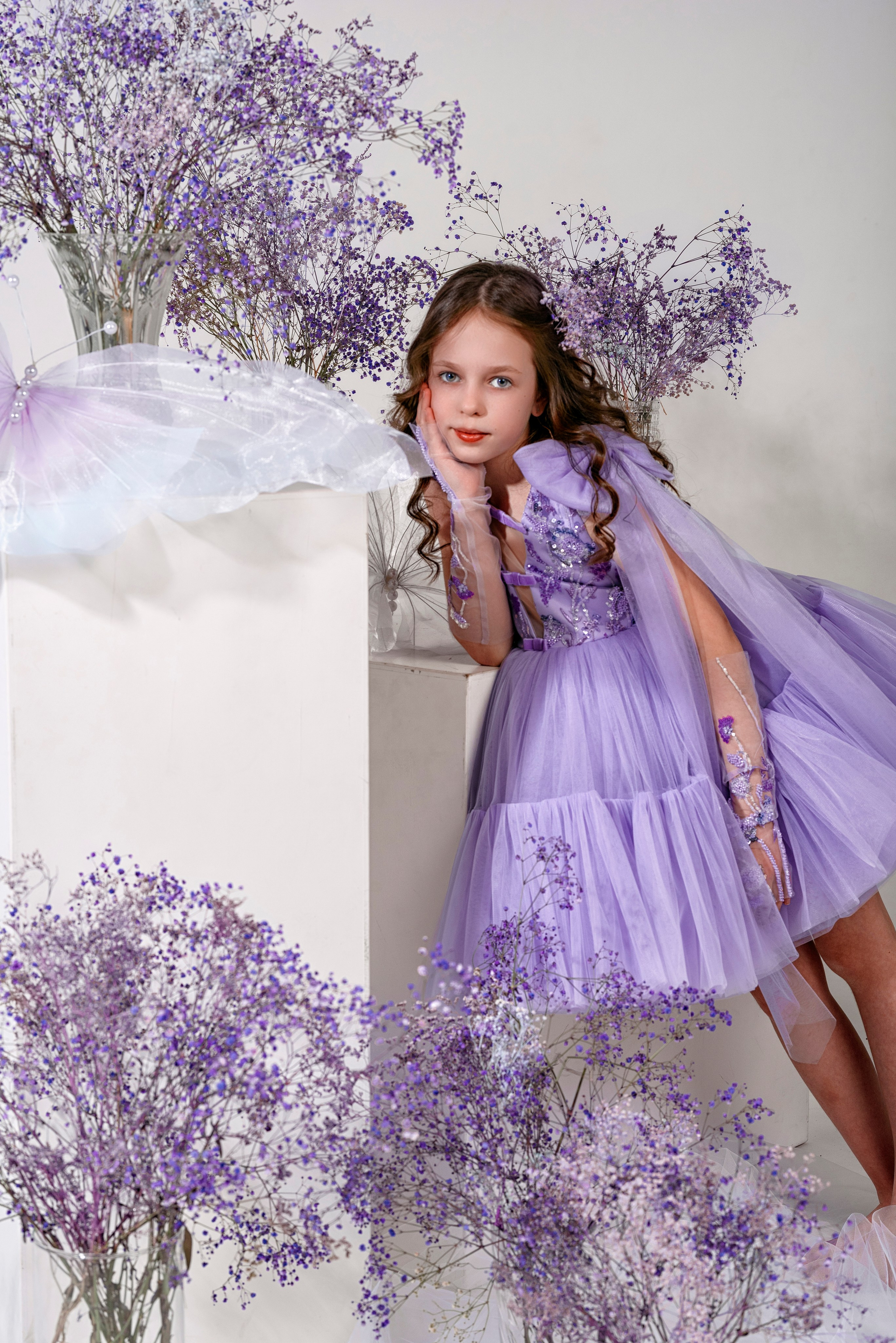 лавандовое платье, фиолетовая гипсофила, фотосессия в студии, фиолетовый