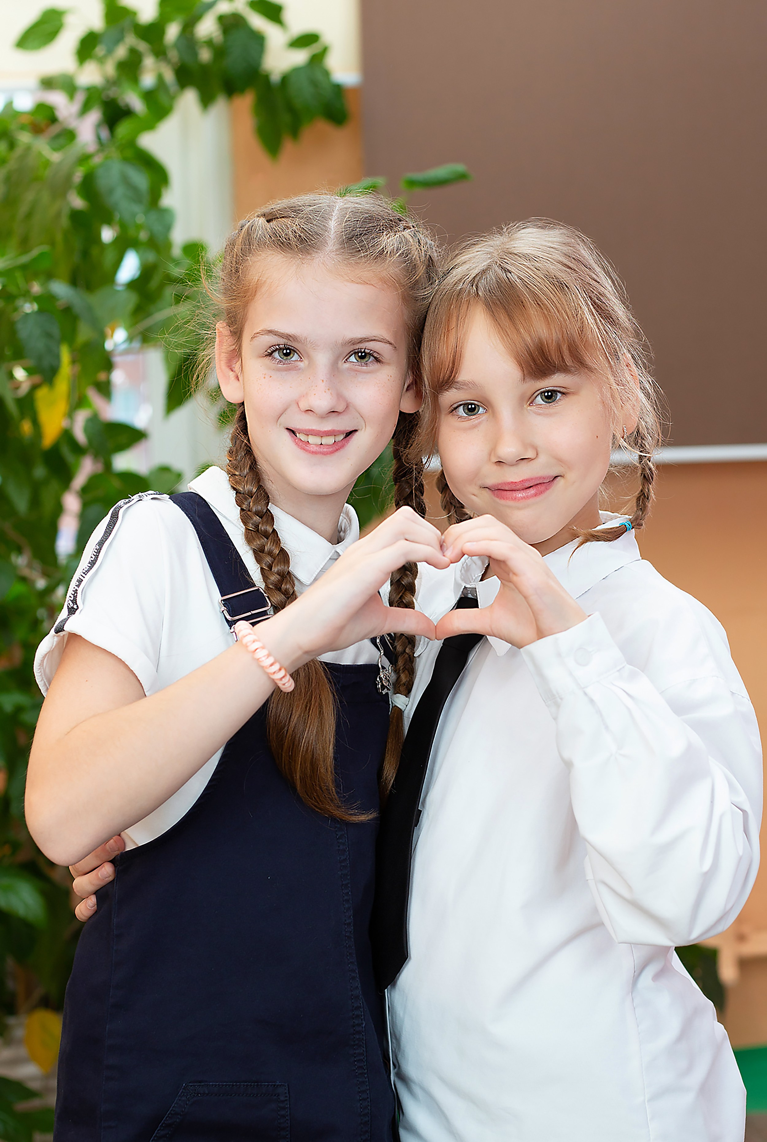 портрет  ученицы девочки в школе