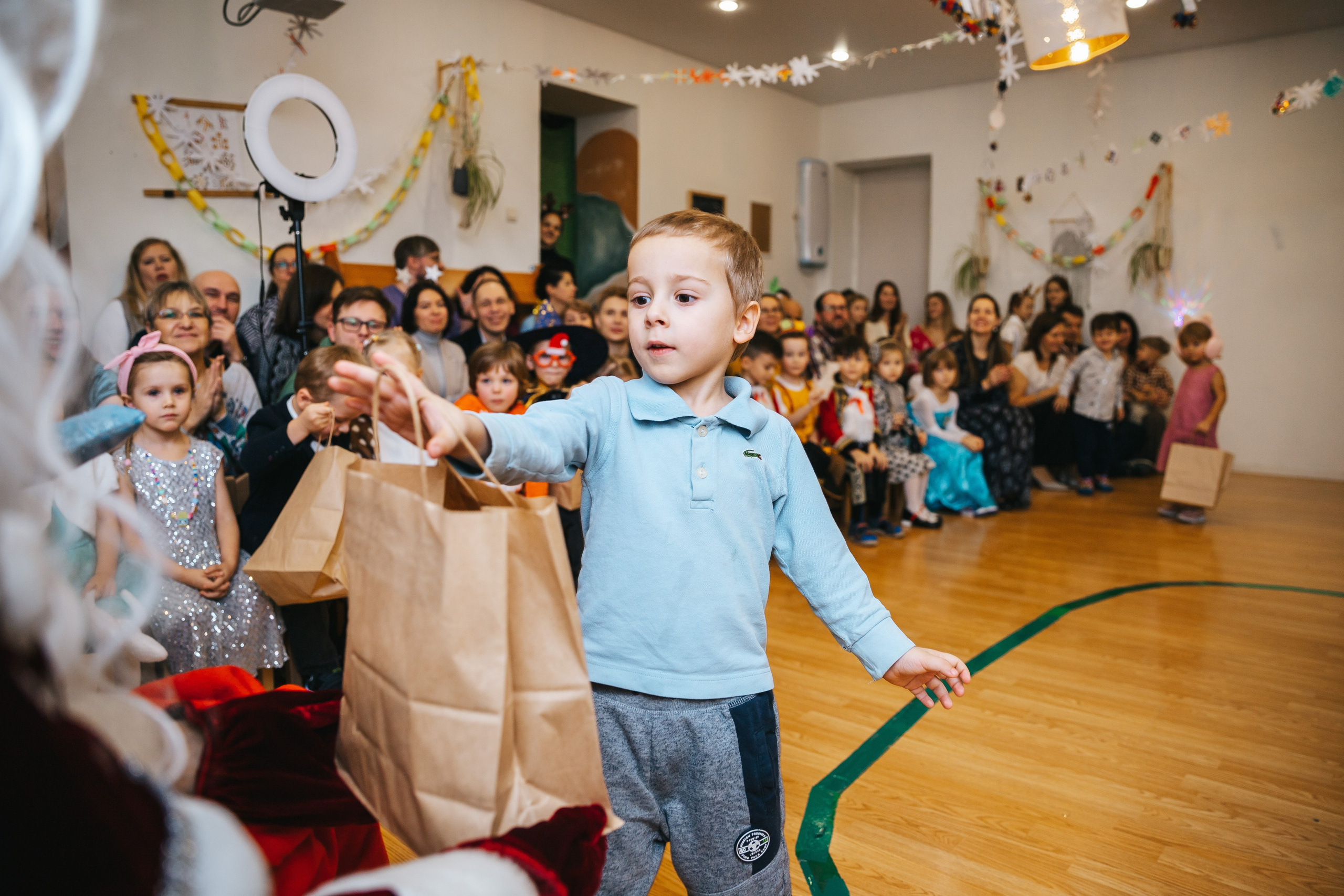 Новогодний утренник в Монтессори-садике. Семейный lifestyle фотограф в Санкт-Петербурге Людмила Пахомова