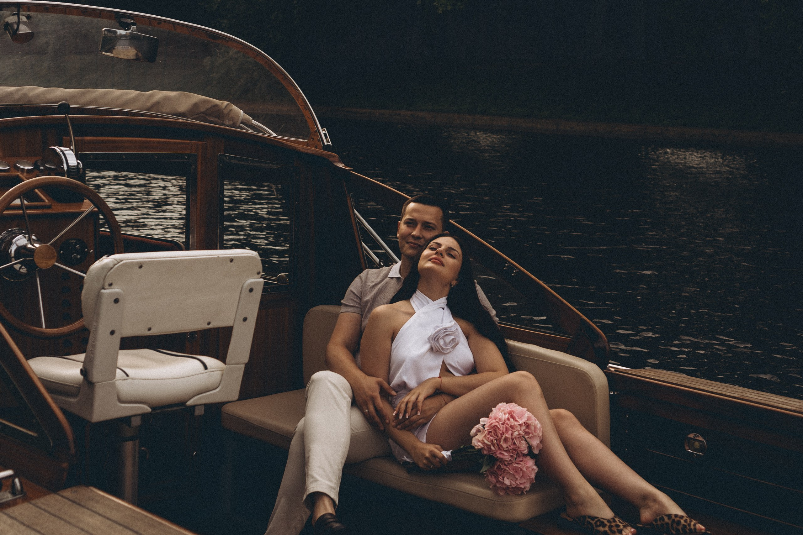 СВАДЕНБНАЯ СЬЕМКА НА КАТЕРЕ ПО КАНАЛАМ САНКТ-ПЕТЕРБУРГА И В АКВАТОРИИ НЕВЫ. Профессиональный фотограф, Санкт-Петербург — Виктория Богомолова