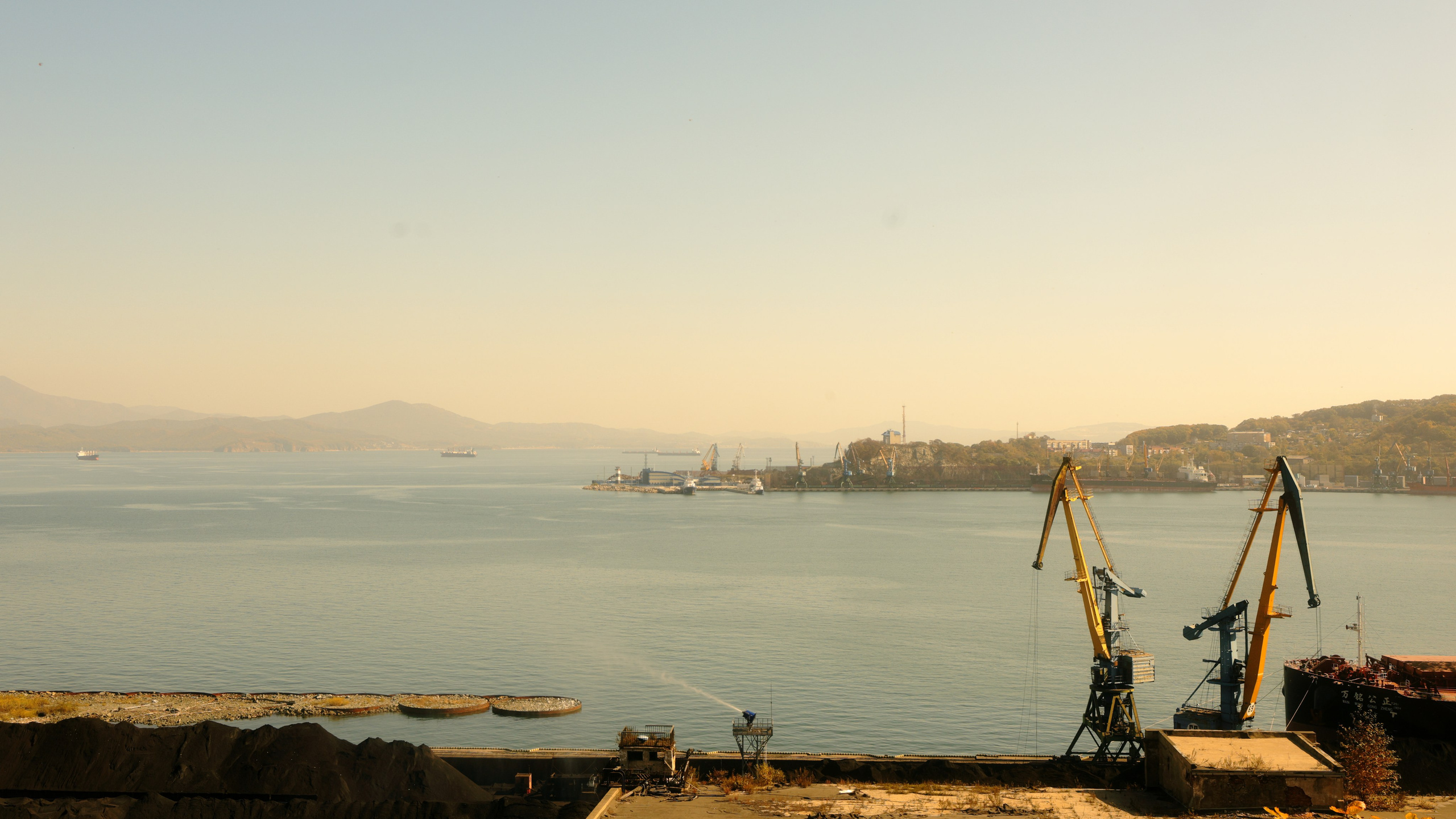 Вид на морскую бухту с сопок около Находки