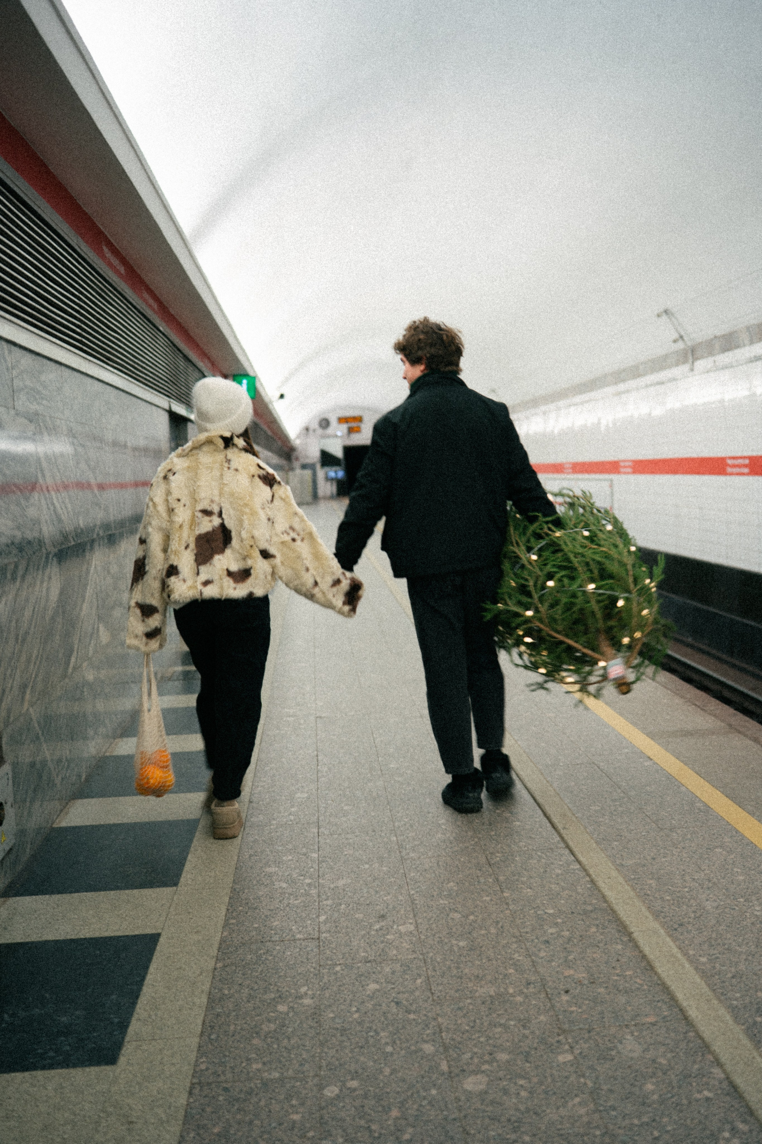 НОВОГОДНЯЯ ПРОГУЛКА ПАРЫ ПО ЧЕРНЫШЕВСКОЙ ПЕРЕД НОВЫМ ГОДОМ. Профессиональный фотограф, Санкт-Петербург — Виктория Богомолова