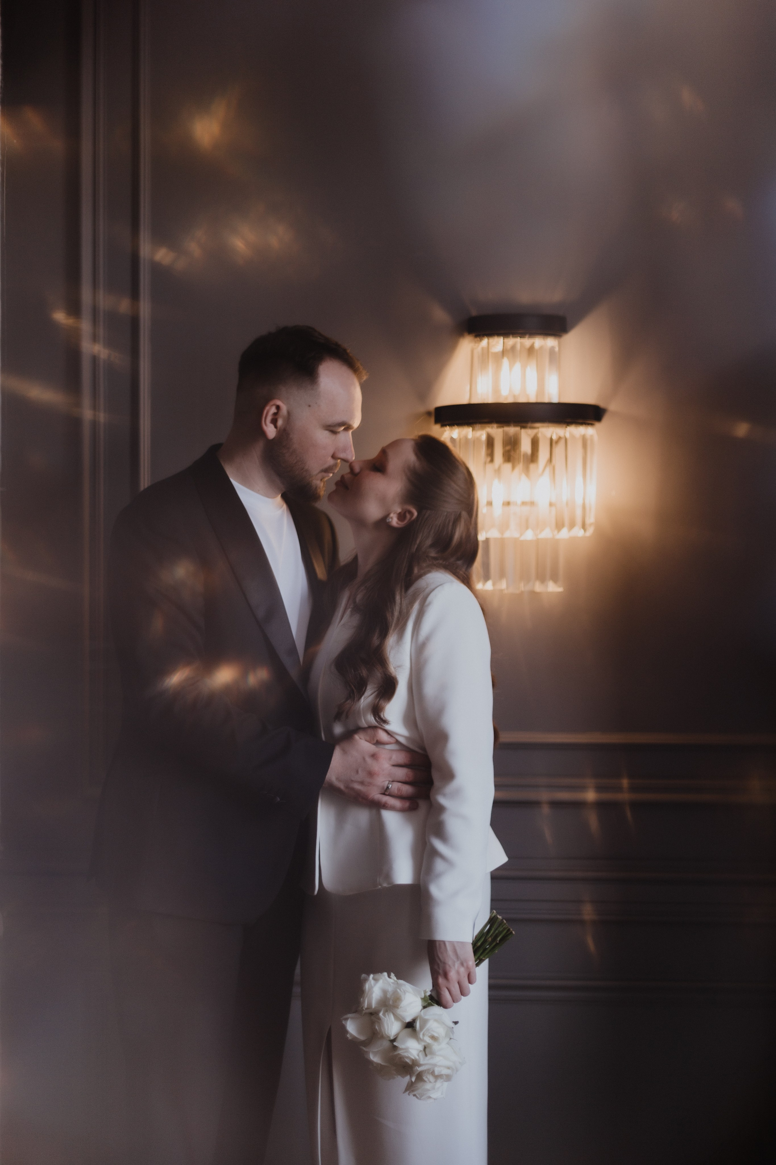 камерная свадьба портретный и свадебный фотограф питер москва и калининград идеи для свадебной фотосессии в плохую погоду необычная свадебная фотография только вдвоем фотостудия смешанный свет моментальная фотография эстетика момента креативный взгляд  парный портрет