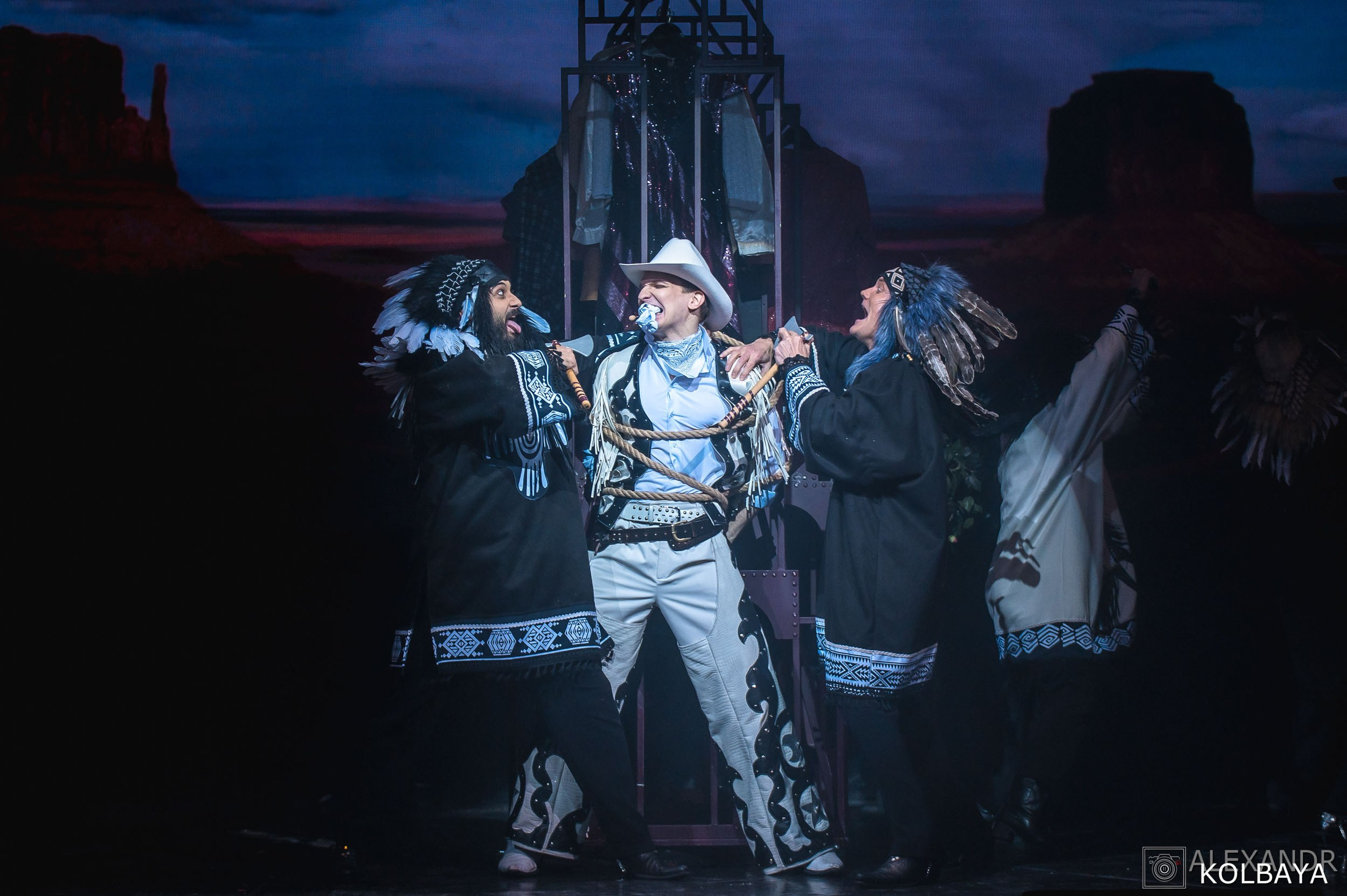 Фотографии со спектакля «Привет, я тетя Чарли». Концертный и театральный репортажный фотограф в Москве Александр Колбая