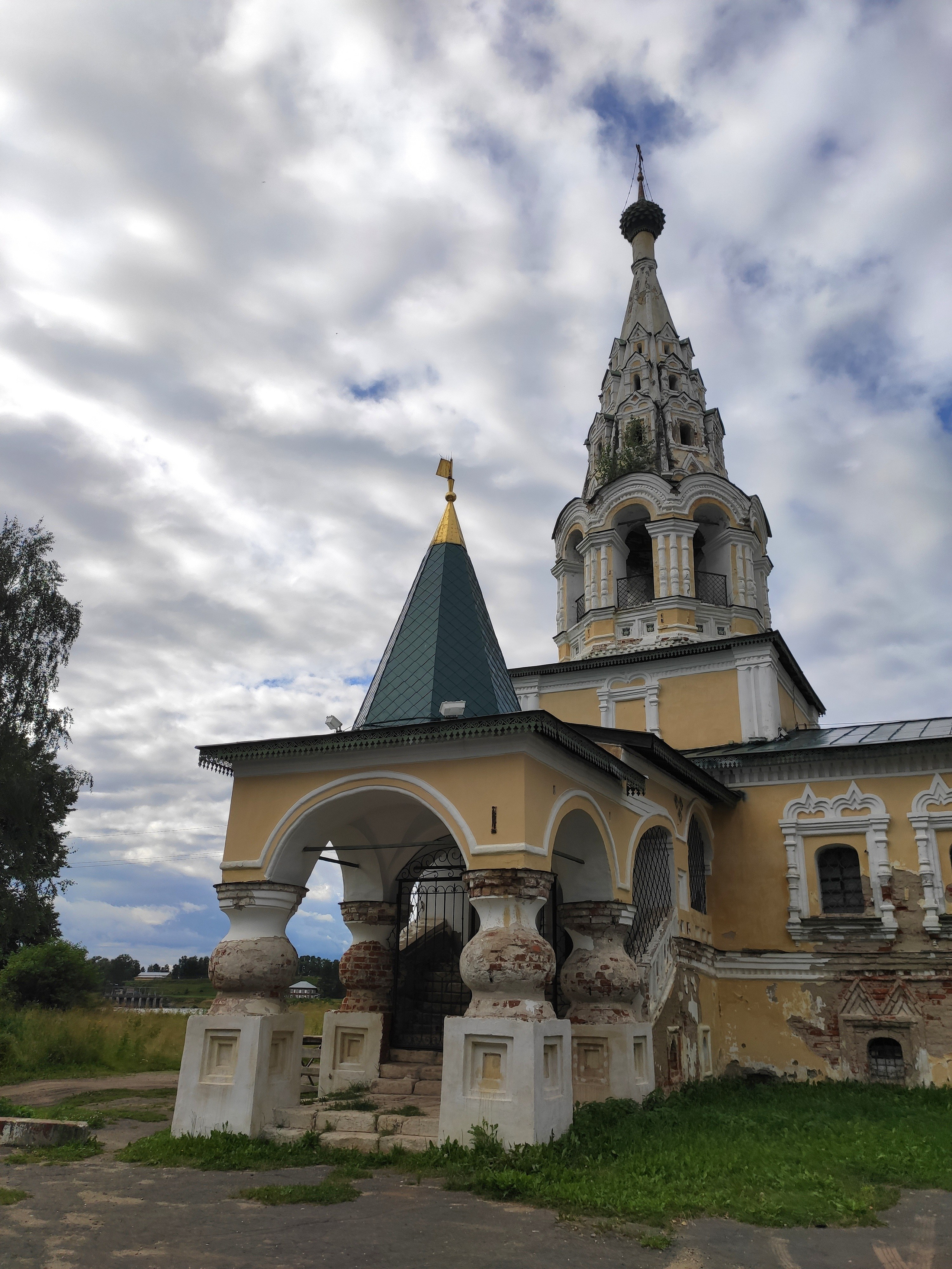 Потеряли время в музее суеверий, и продолжили путь к набережной. Церковь Рождества Иоанна Предтечи на Волге XVII в.