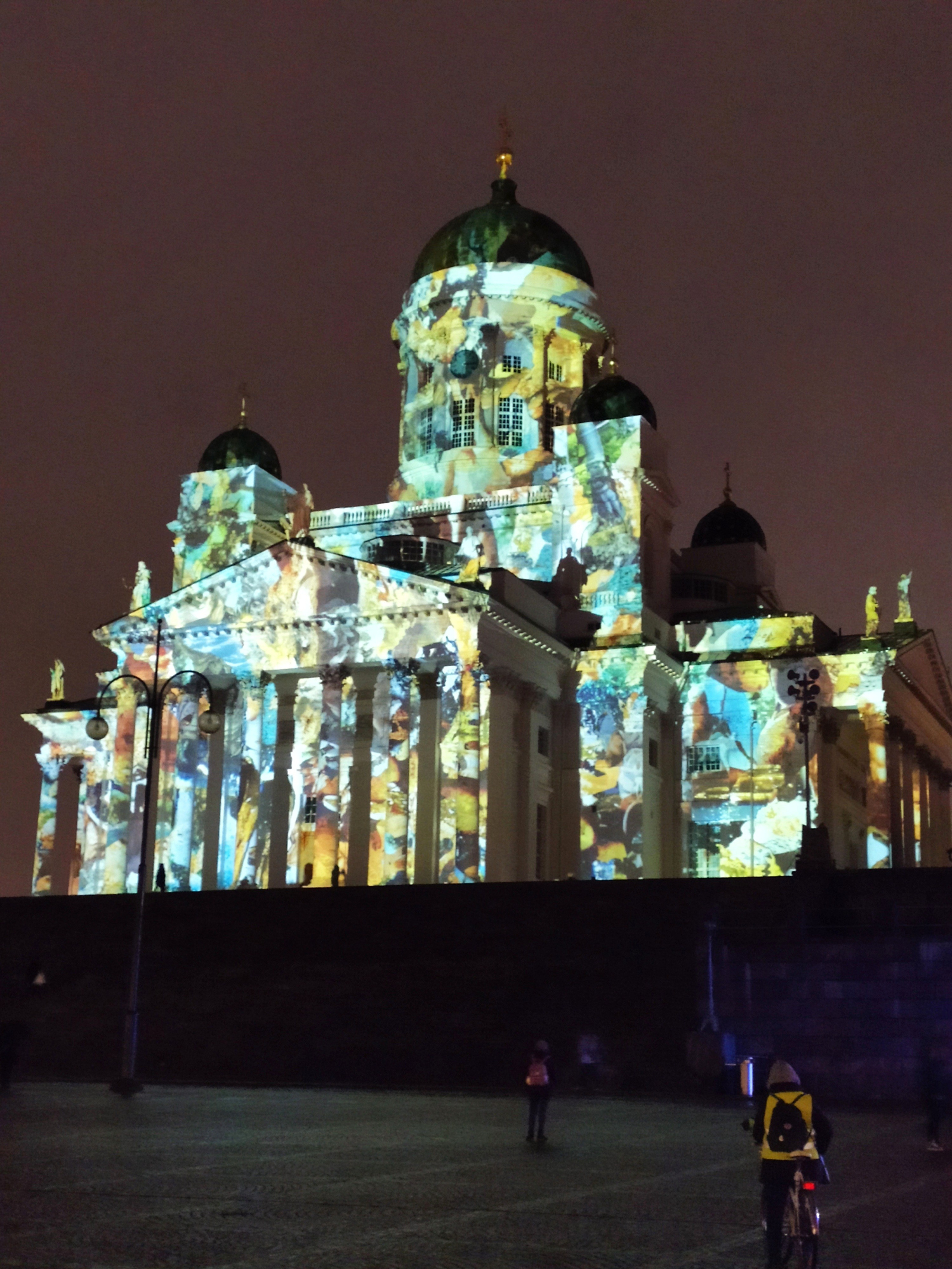 В самые темные ночи, в январе, в Хельсинки традиционно проходит фестиваль света. По городу и в парках собраны световые композиции.