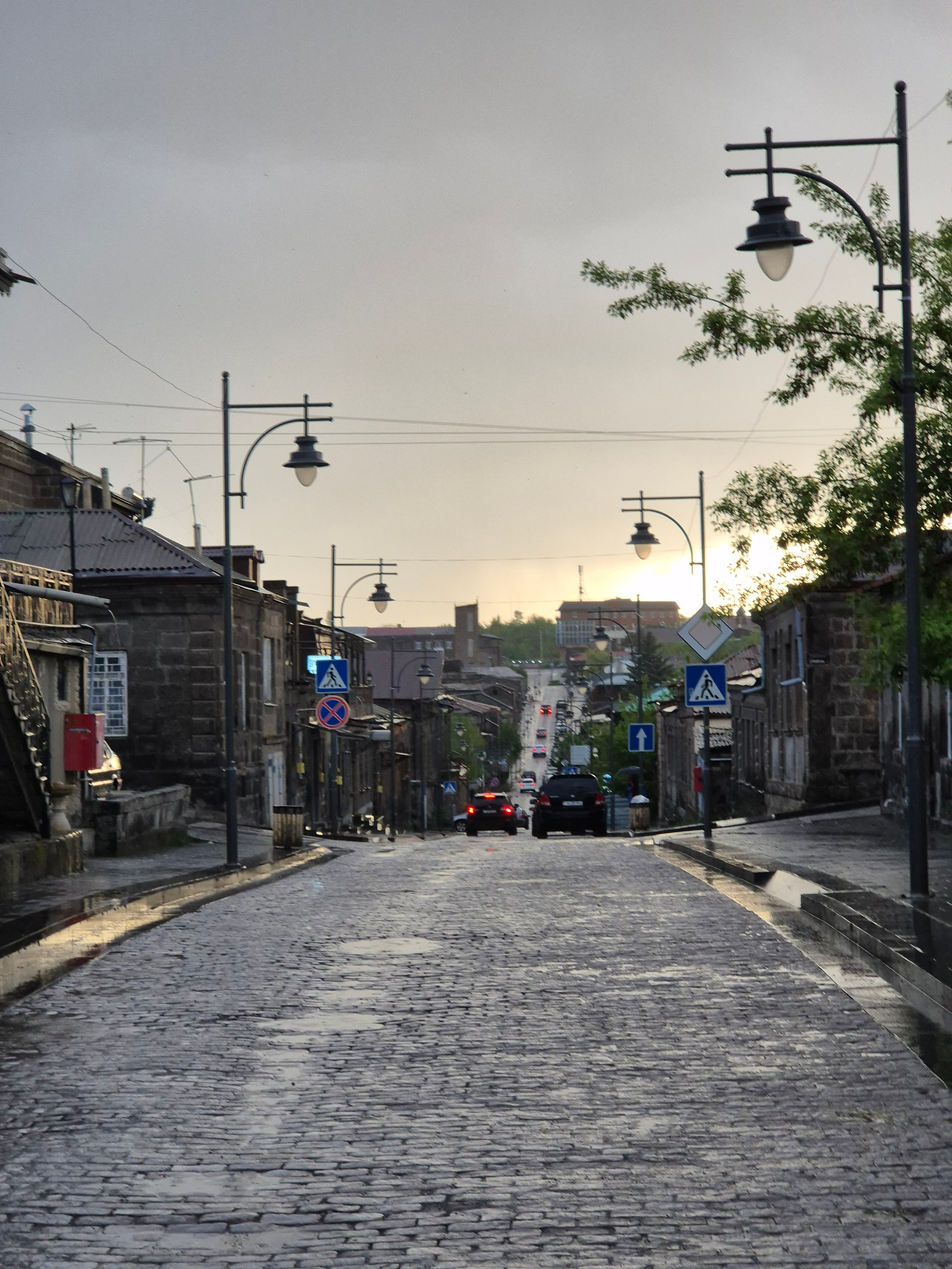 Начавшееся восстановление города замерло из-за развала страны