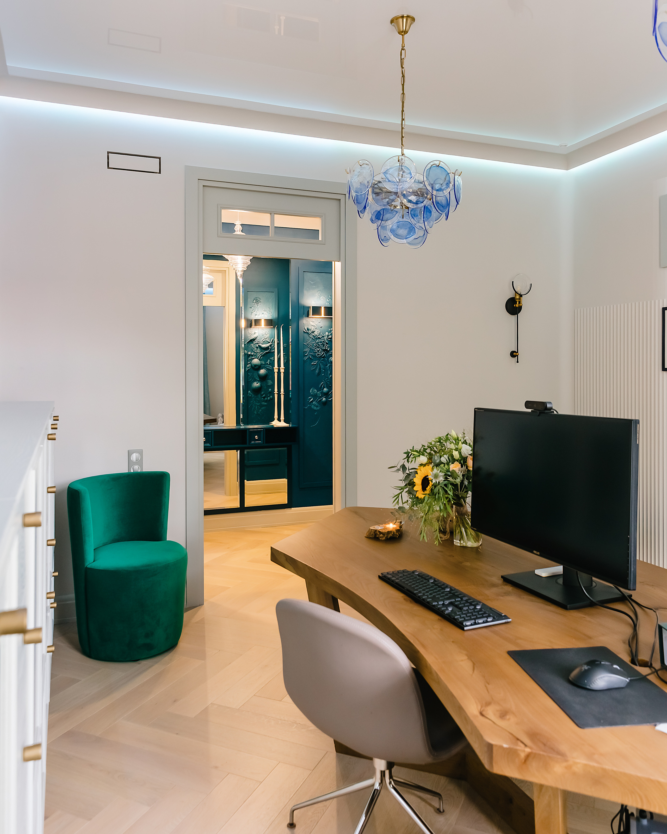 Кабинет на Ленина. Фотограф и видеограф в Улан-Удэ: Аюна Габагуева и Артём Шаханов