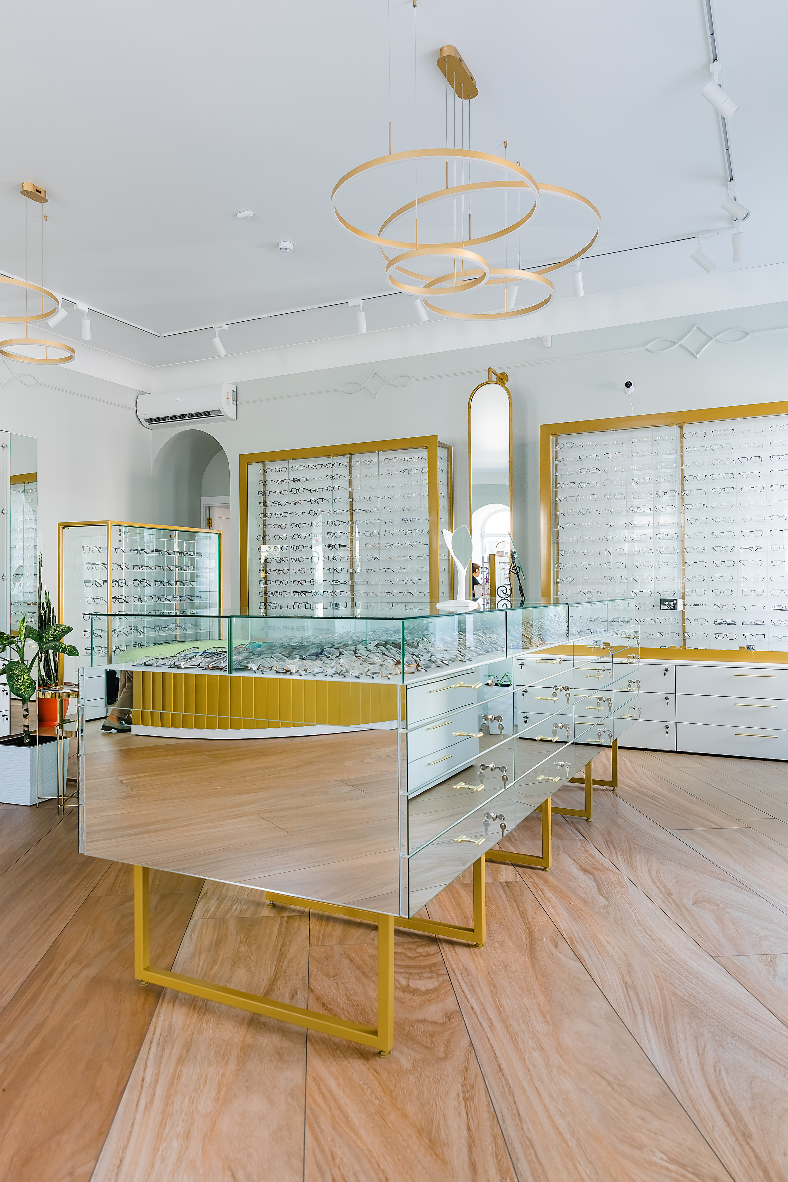 Салон «Оптик Лайф». Фотограф и видеограф в Улан-Удэ: Аюна Габагуева и Артём Шаханов