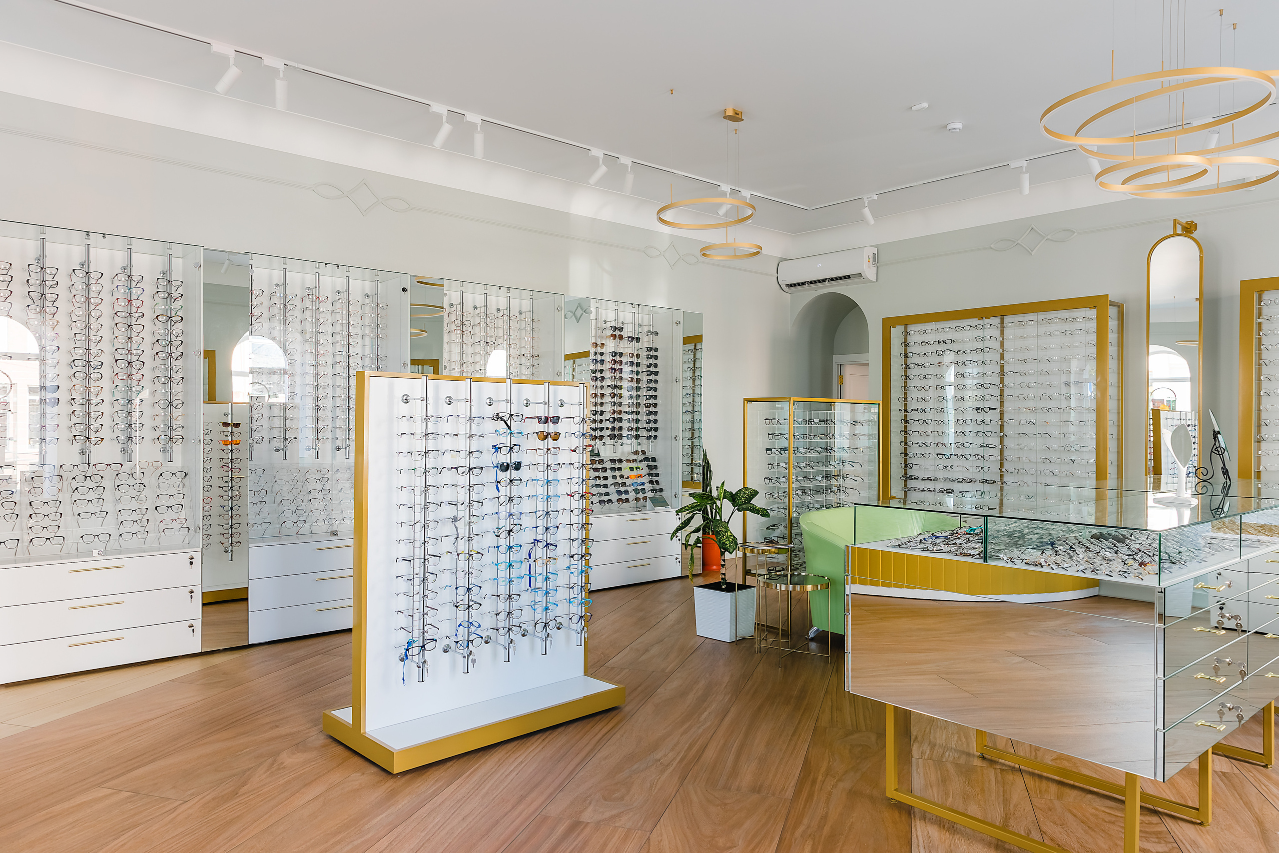 Салон «Оптик Лайф». Фотограф и видеограф в Улан-Удэ: Аюна Габагуева и Артём Шаханов