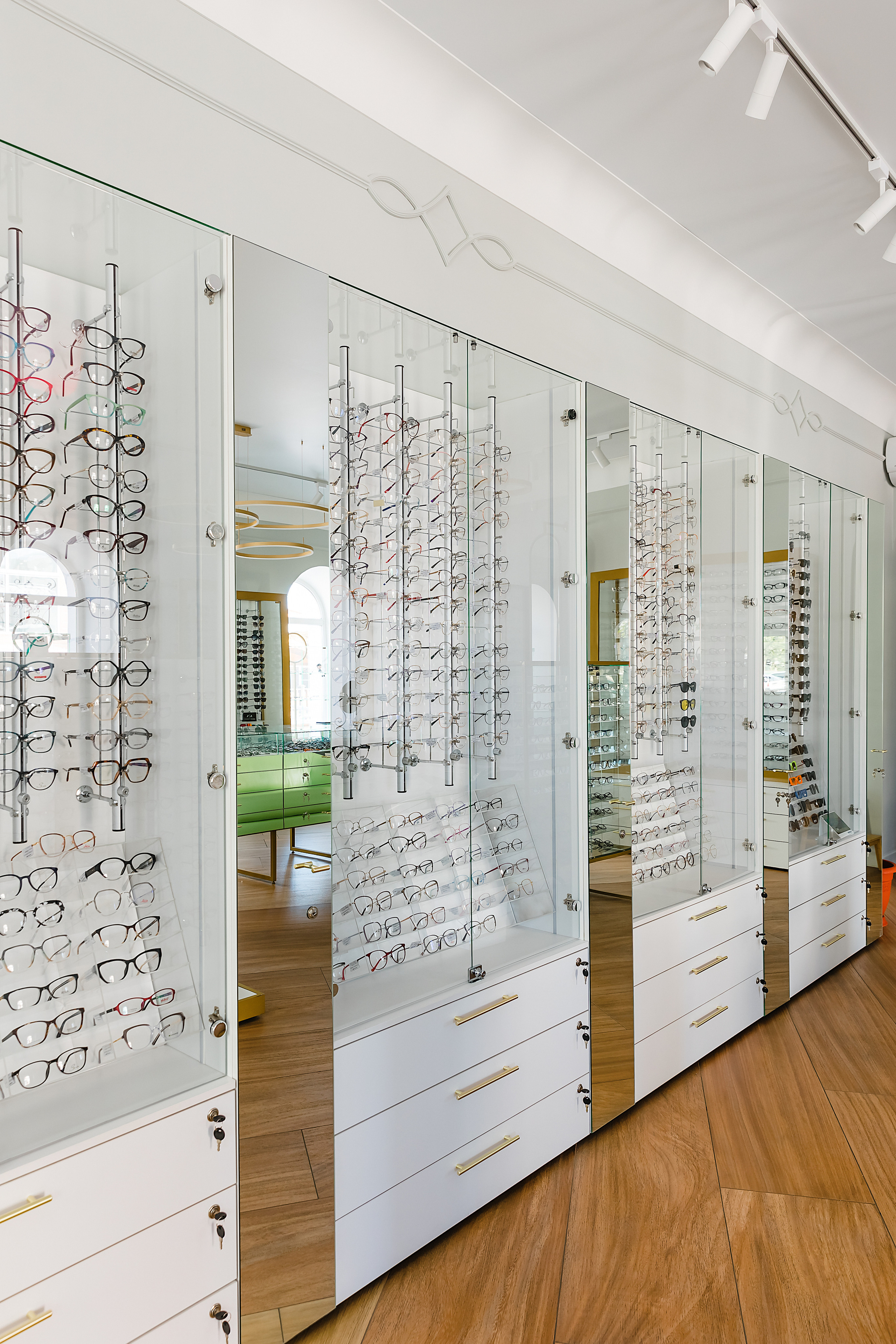 Салон «Оптик Лайф». Фотограф и видеограф в Улан-Удэ: Аюна Габагуева и Артём Шаханов