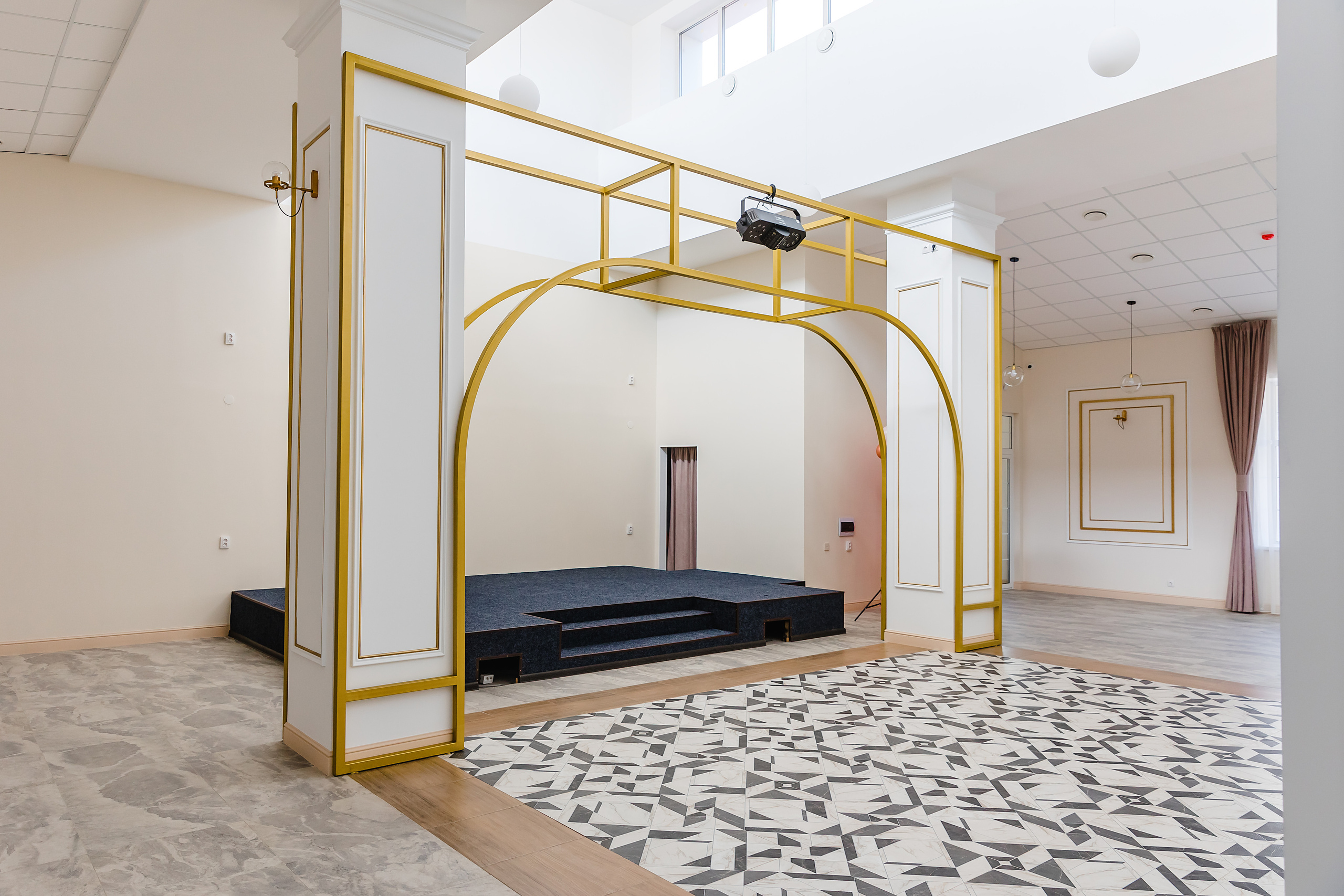 «Холл» на Борсоева. Фотограф и видеограф в Улан-Удэ: Аюна Габагуева и Артём Шаханов