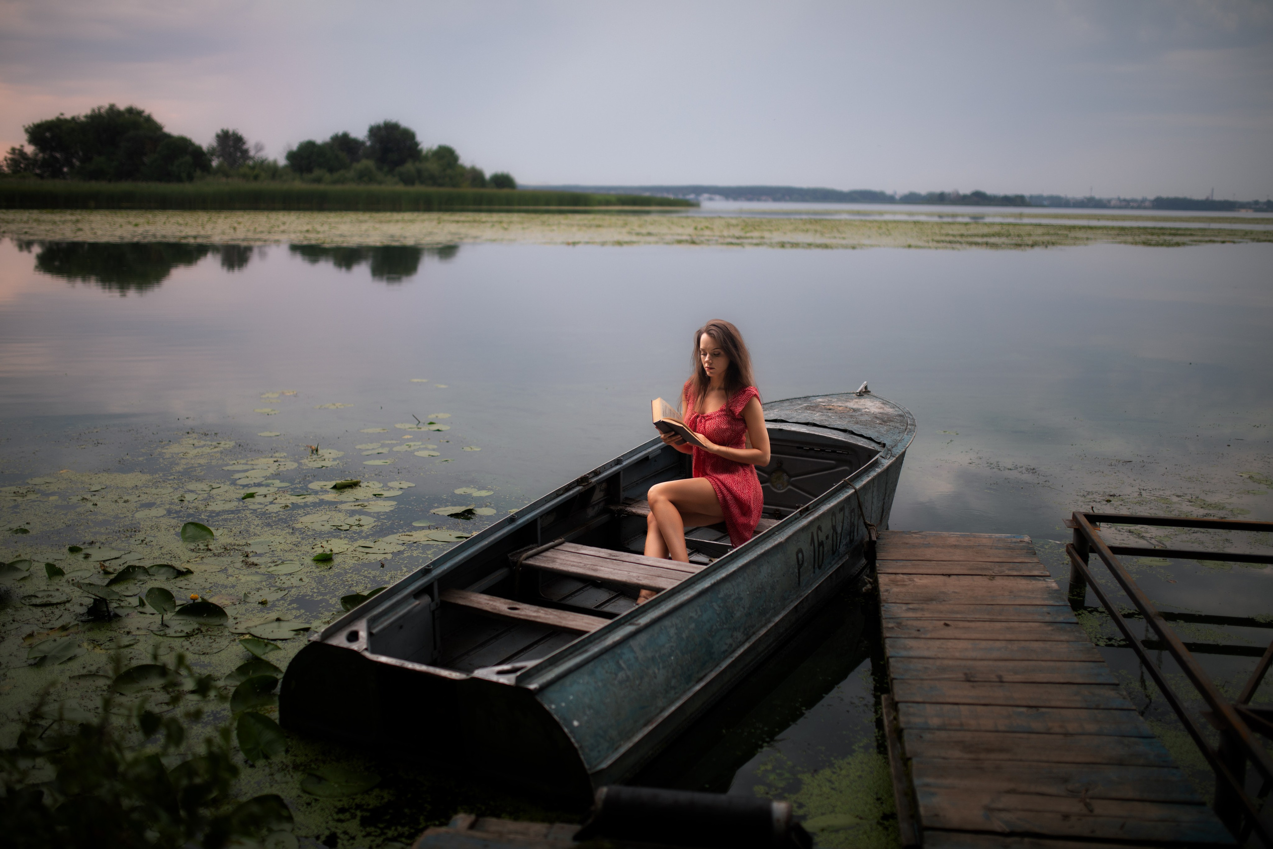 Съемка с Екатериной на рассвете на берегу реки