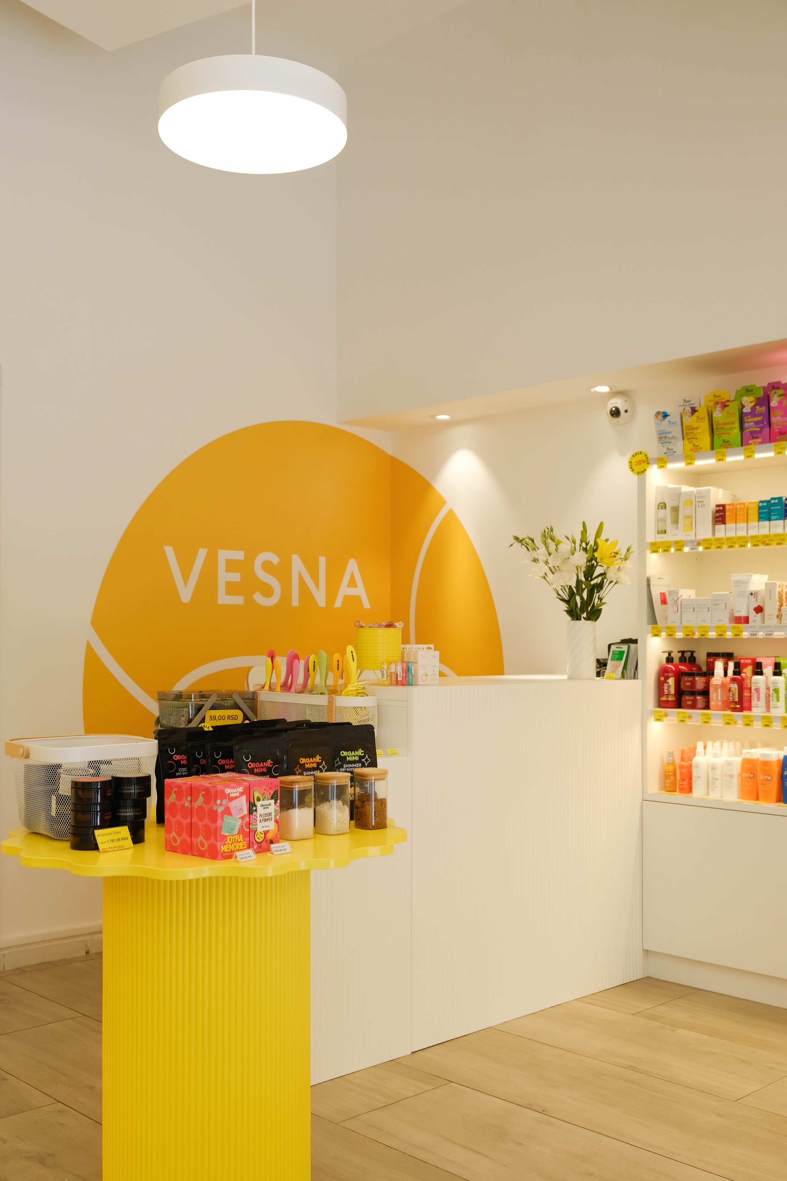 Яркий дизайн для магазина косметики в центре Белграда. Дизайн интерьеров по всему миру