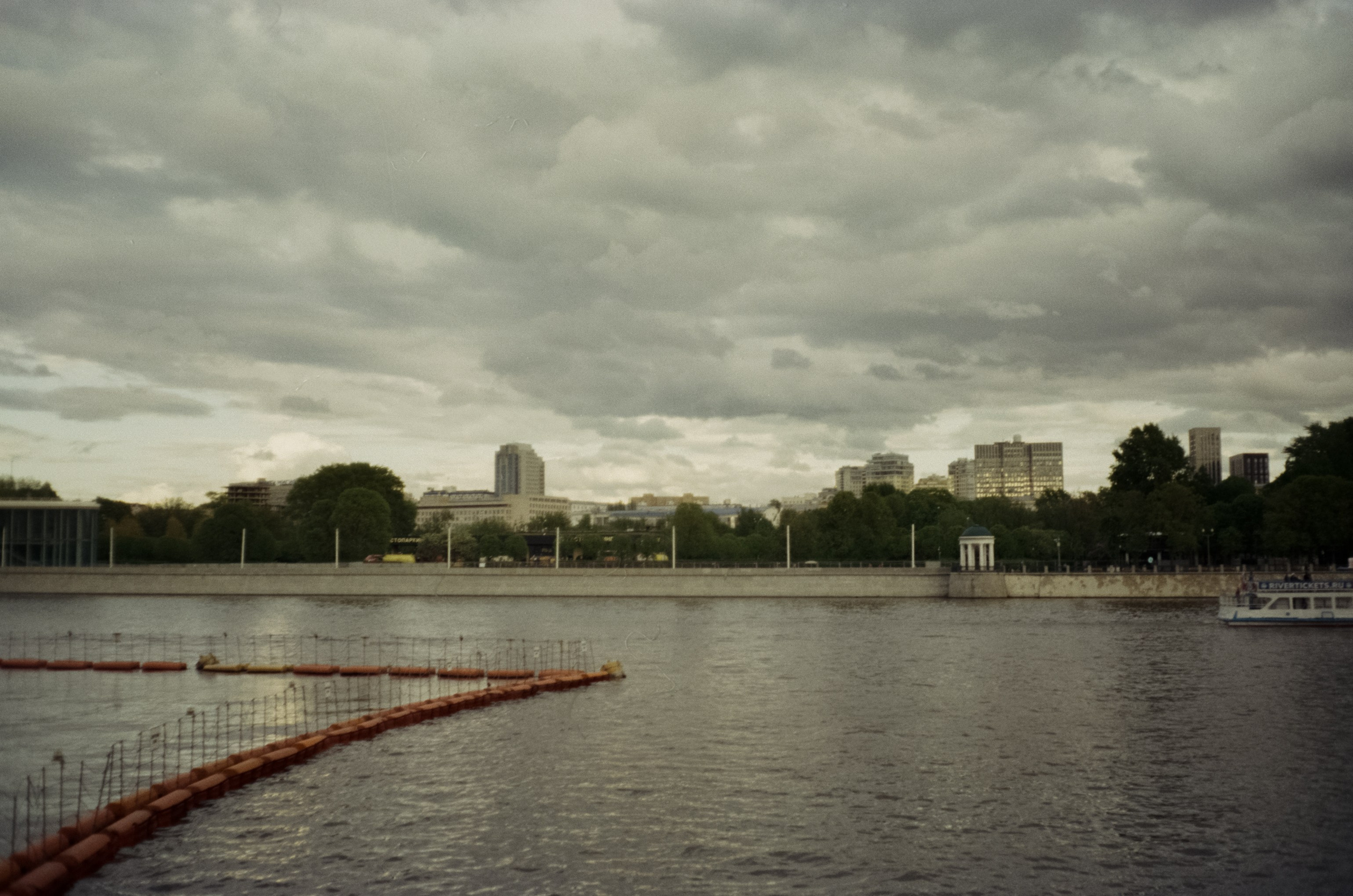 Ricoh FF-1 gray | Perspekriva expired Vision 200D | Фрунзенская набержная 5 мая 2025 года