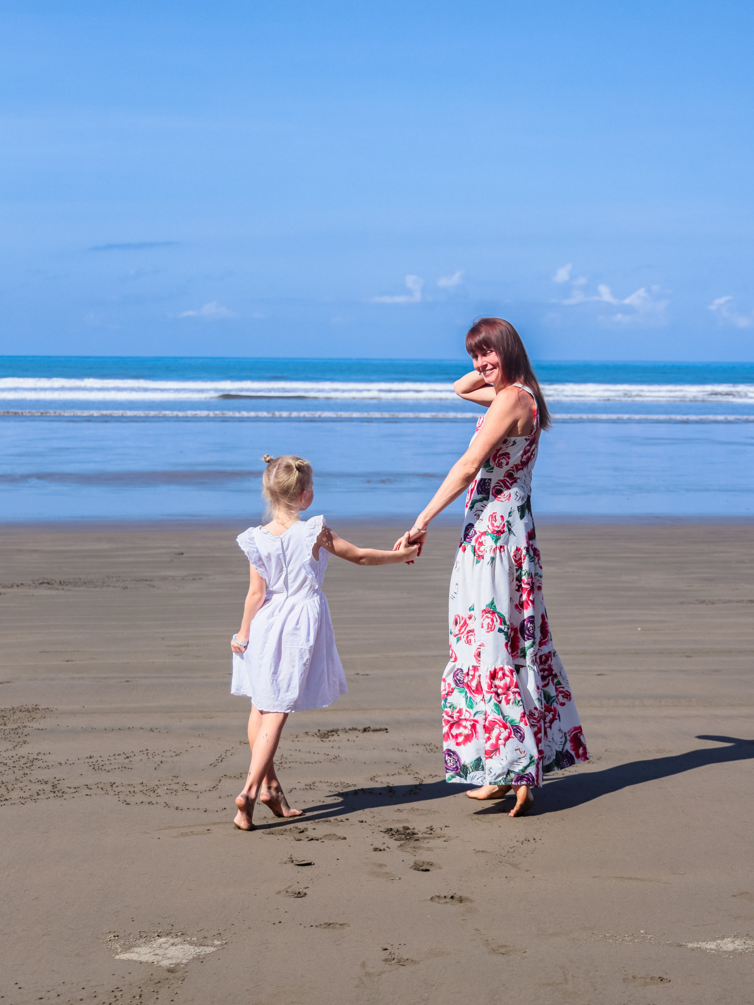 Ocean moments with mother and daughter. Family, portrait, content photo in Costa Rica Evgeniya Besprozvannykh