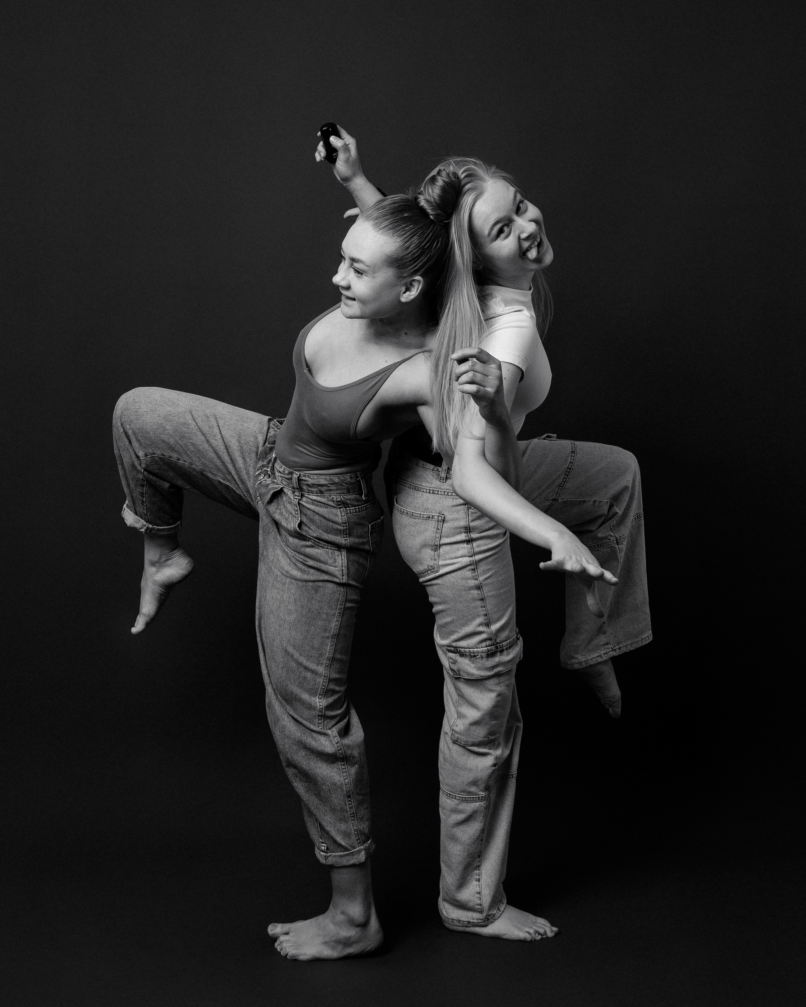 Подруги в стиле contemporary чб автопортерт в Самаре