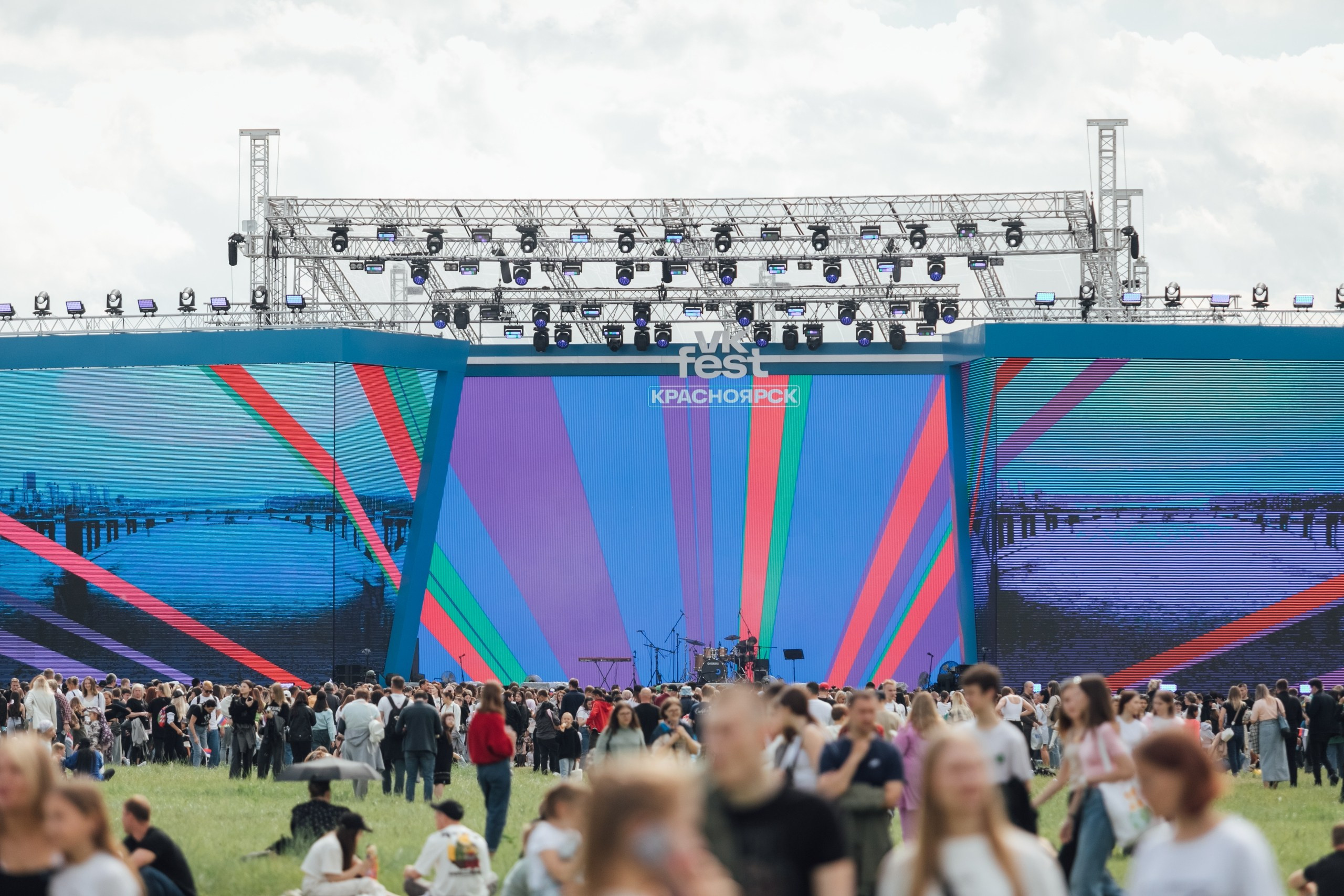 Vk Fest 2024 в Красноярске @ Остров Татышев. Репортажный фотограф Максим Полянский. Москва, Санкт-Петербург, Красноярск