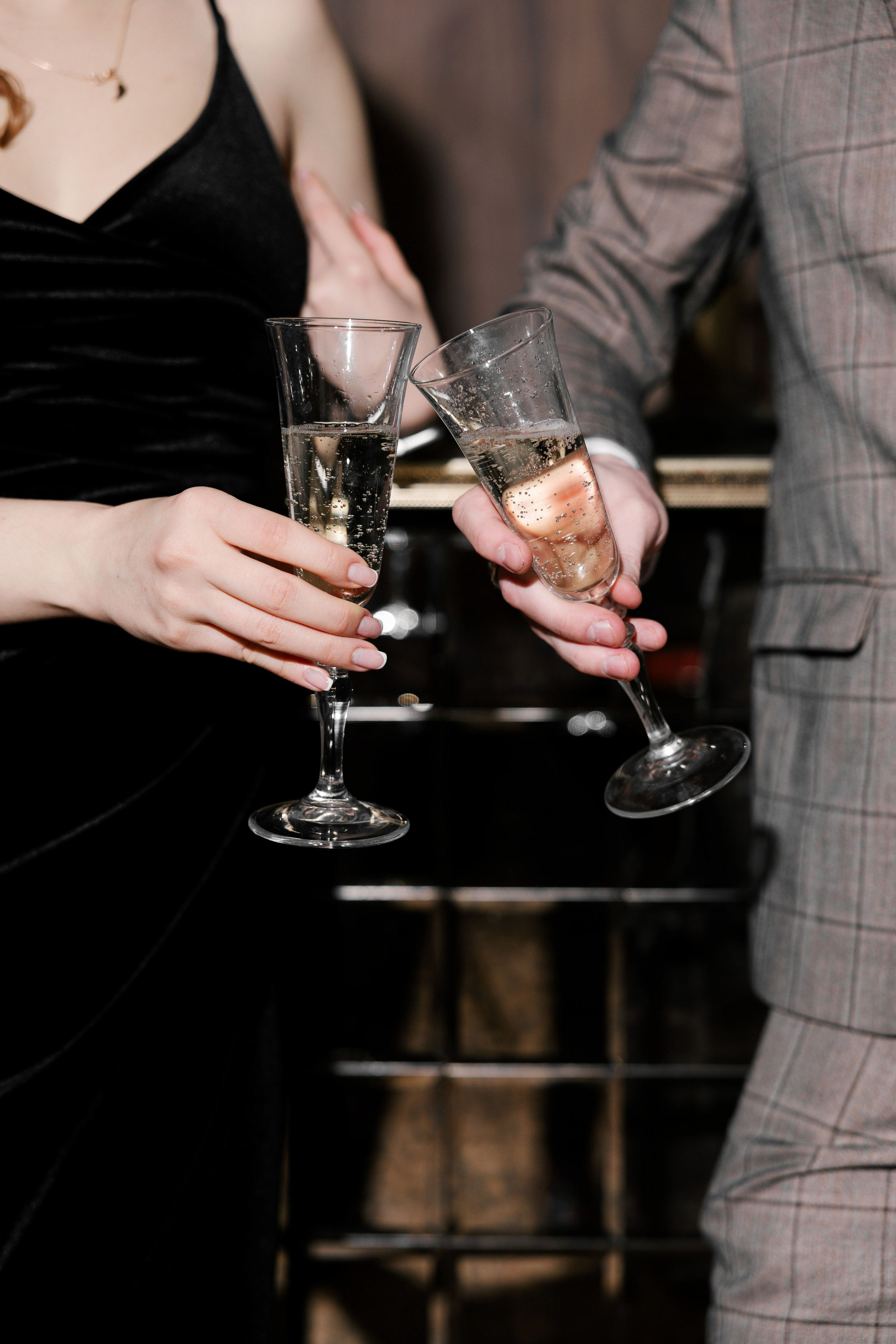 Настя и Антон в библиотеке с баром. Портретный и свадебный фотограф в Москве Даша Потоцкая